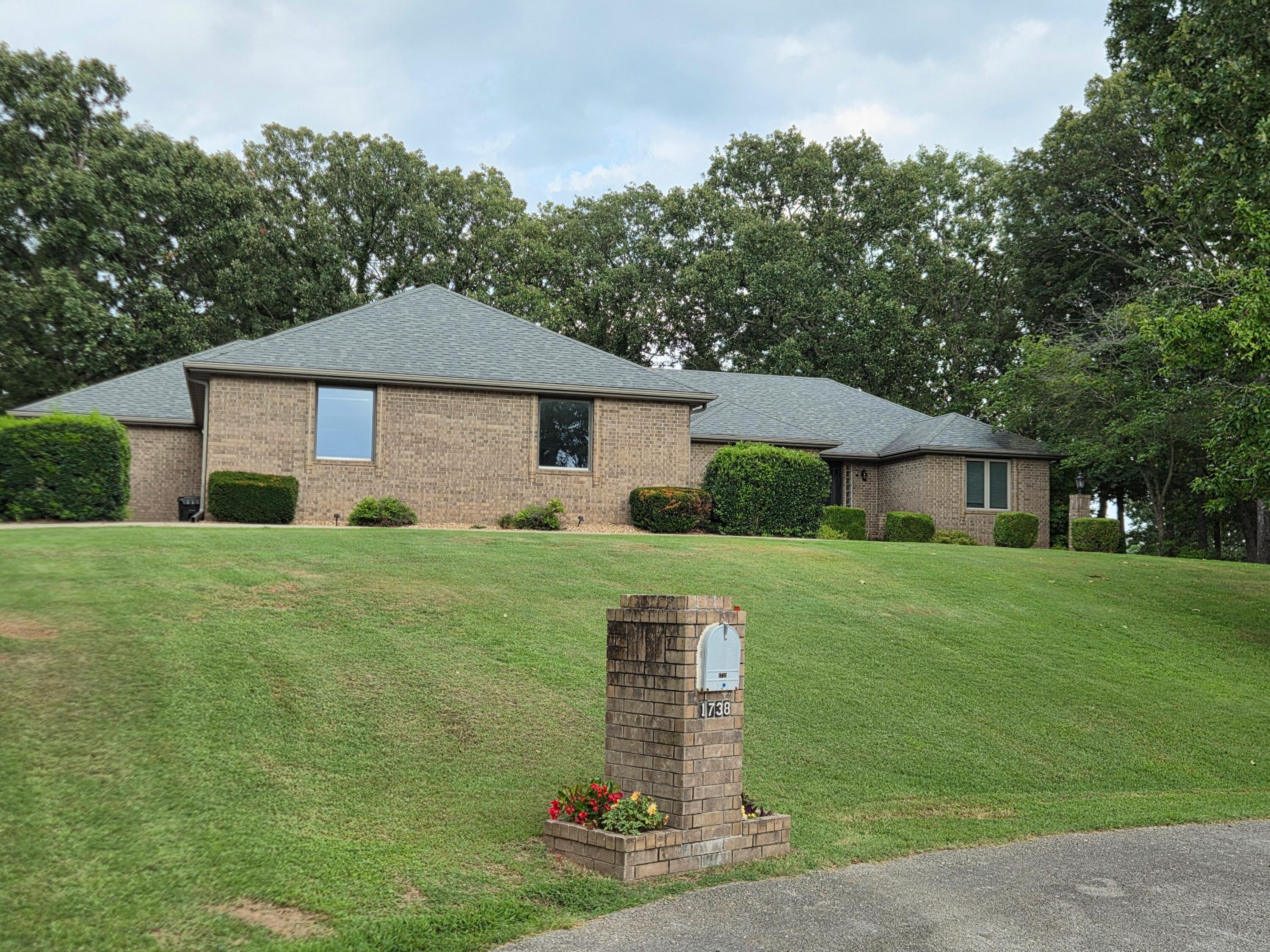 1738 Hawthorn Place — photo