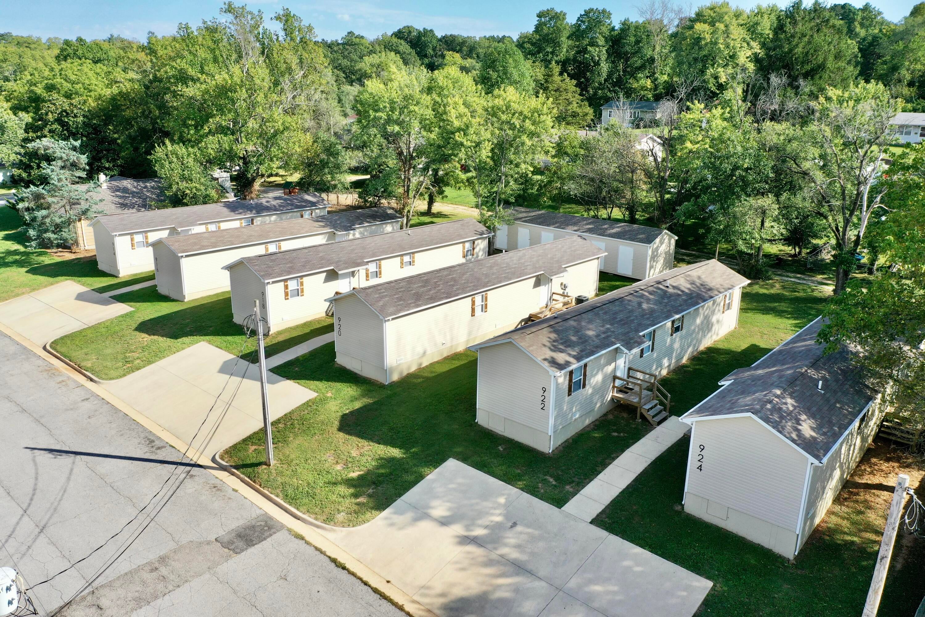 914-924 Renfrow & 204 W Trish Knight — photo