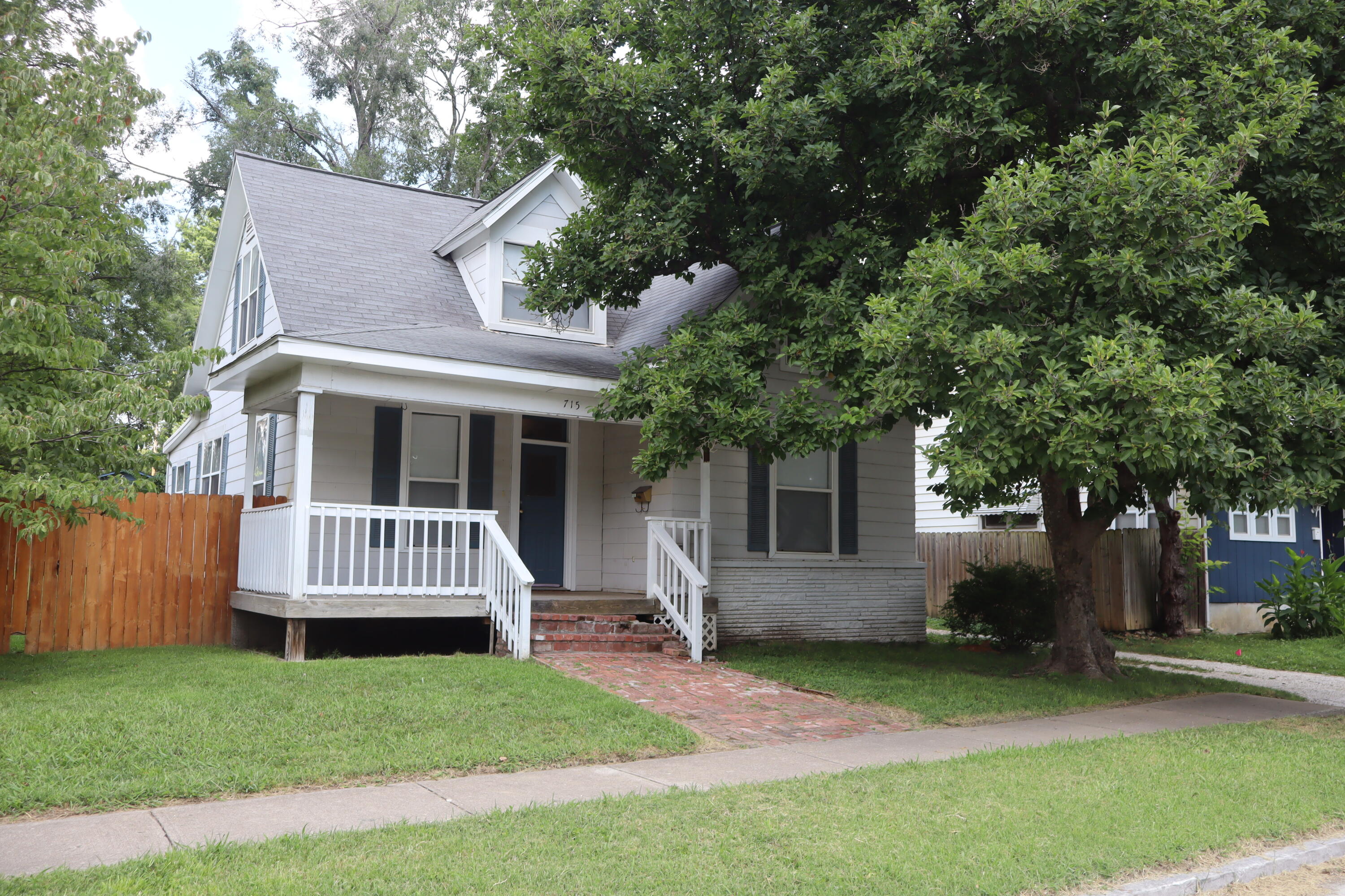 715 E Lynn Street — photo