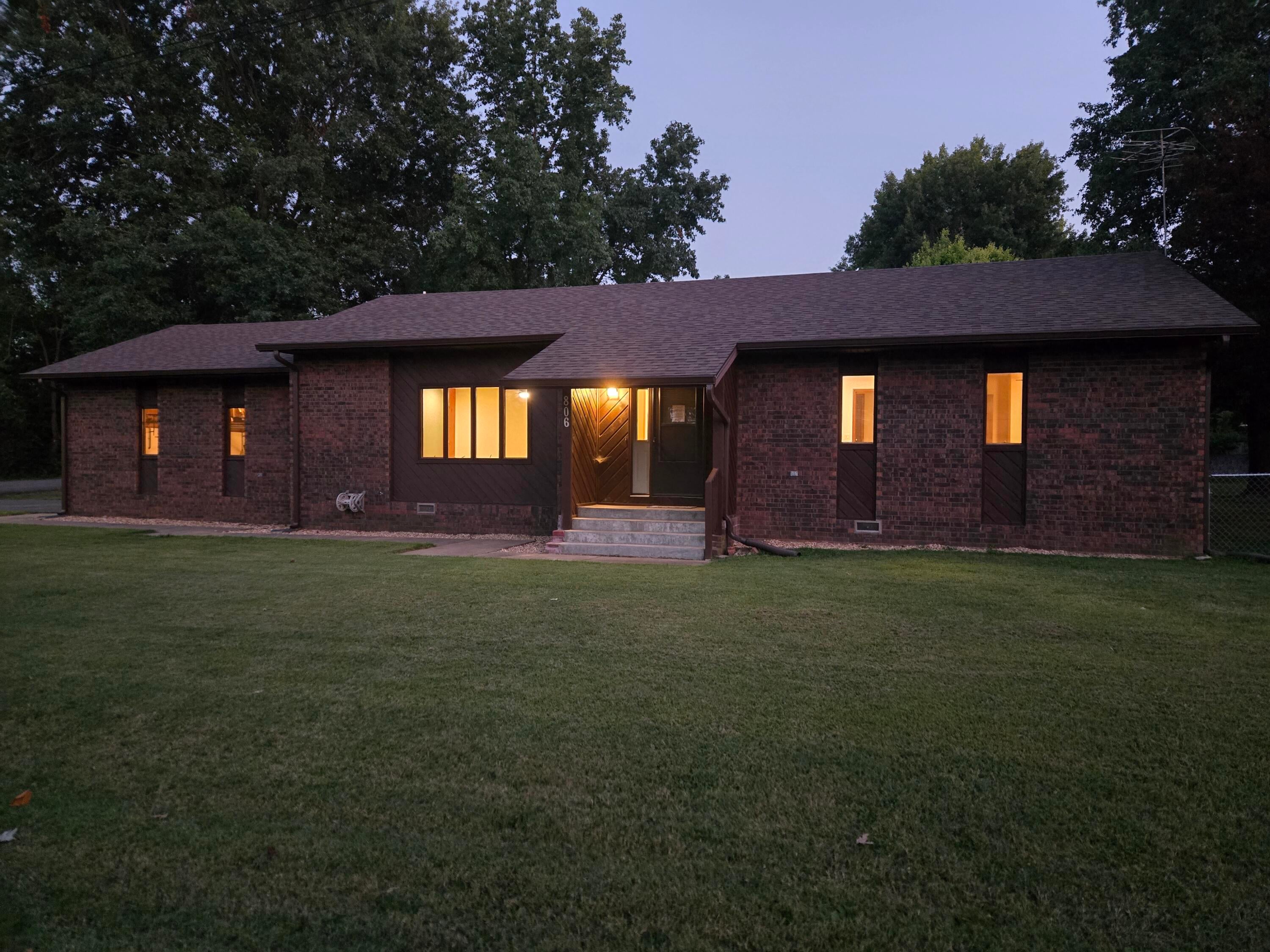 806 E Springfield Street — photo