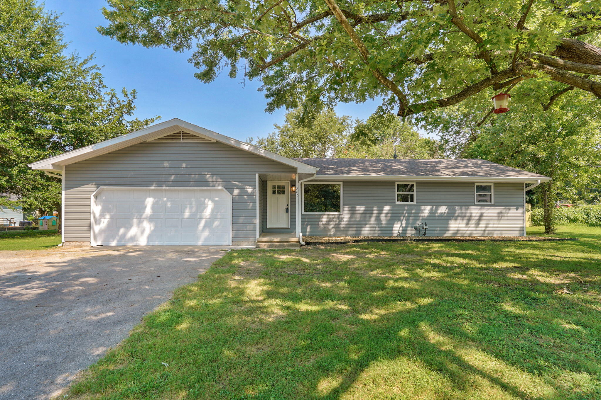 205 Kings Drive — photo