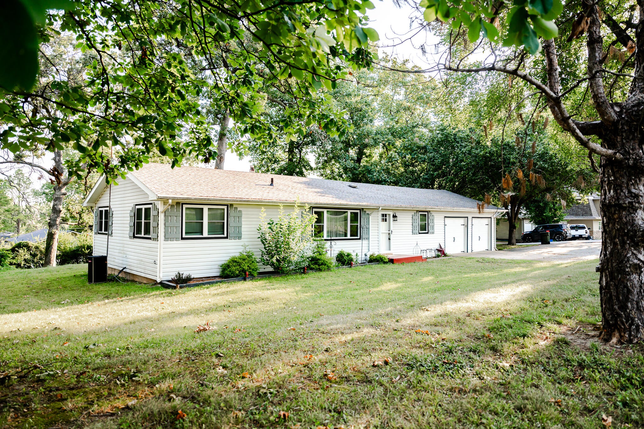 977 W Crestwood Drive — photo
