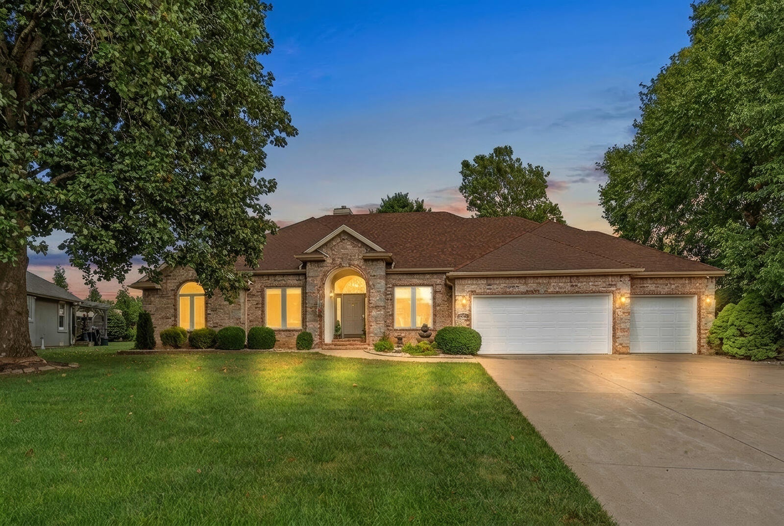 3725 E Cromwell Lane — photo