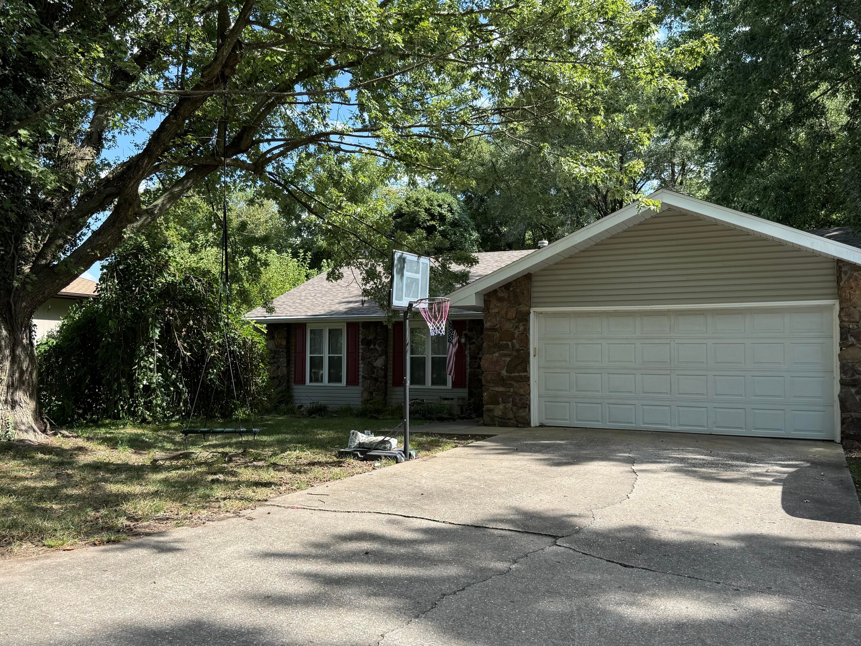 1014 W Woodland Drive — photo