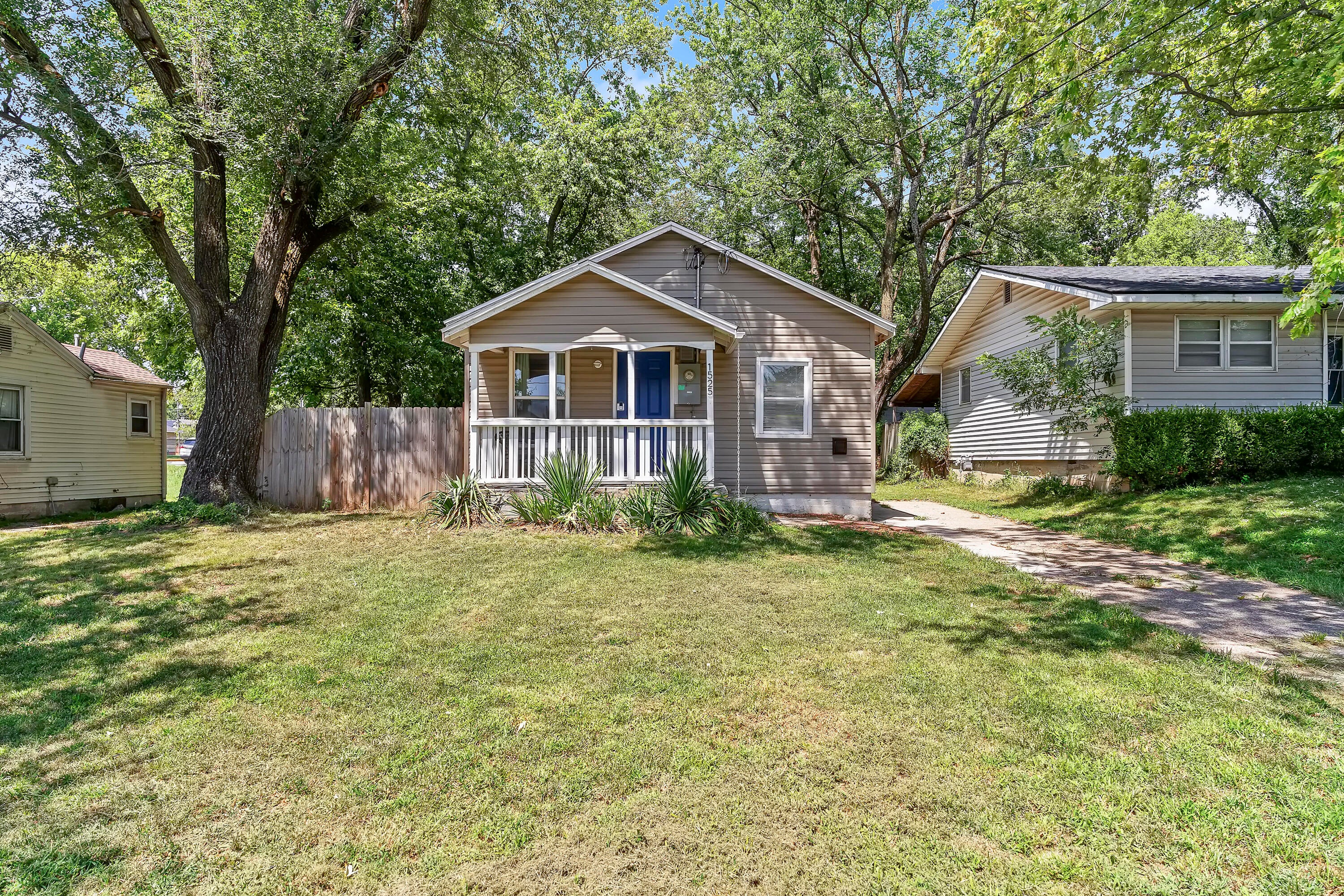 1525 W Webster Street — photo