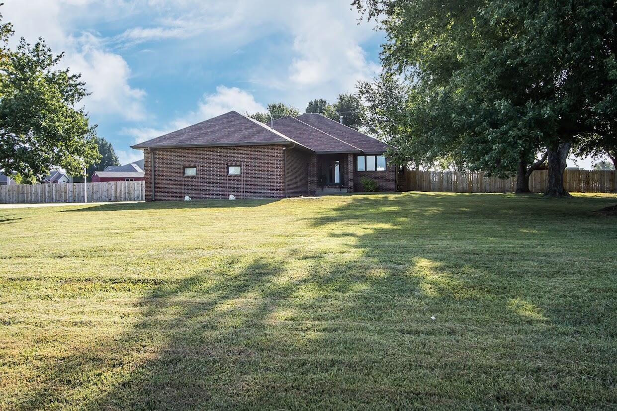 1002 S Hunt Road — photo