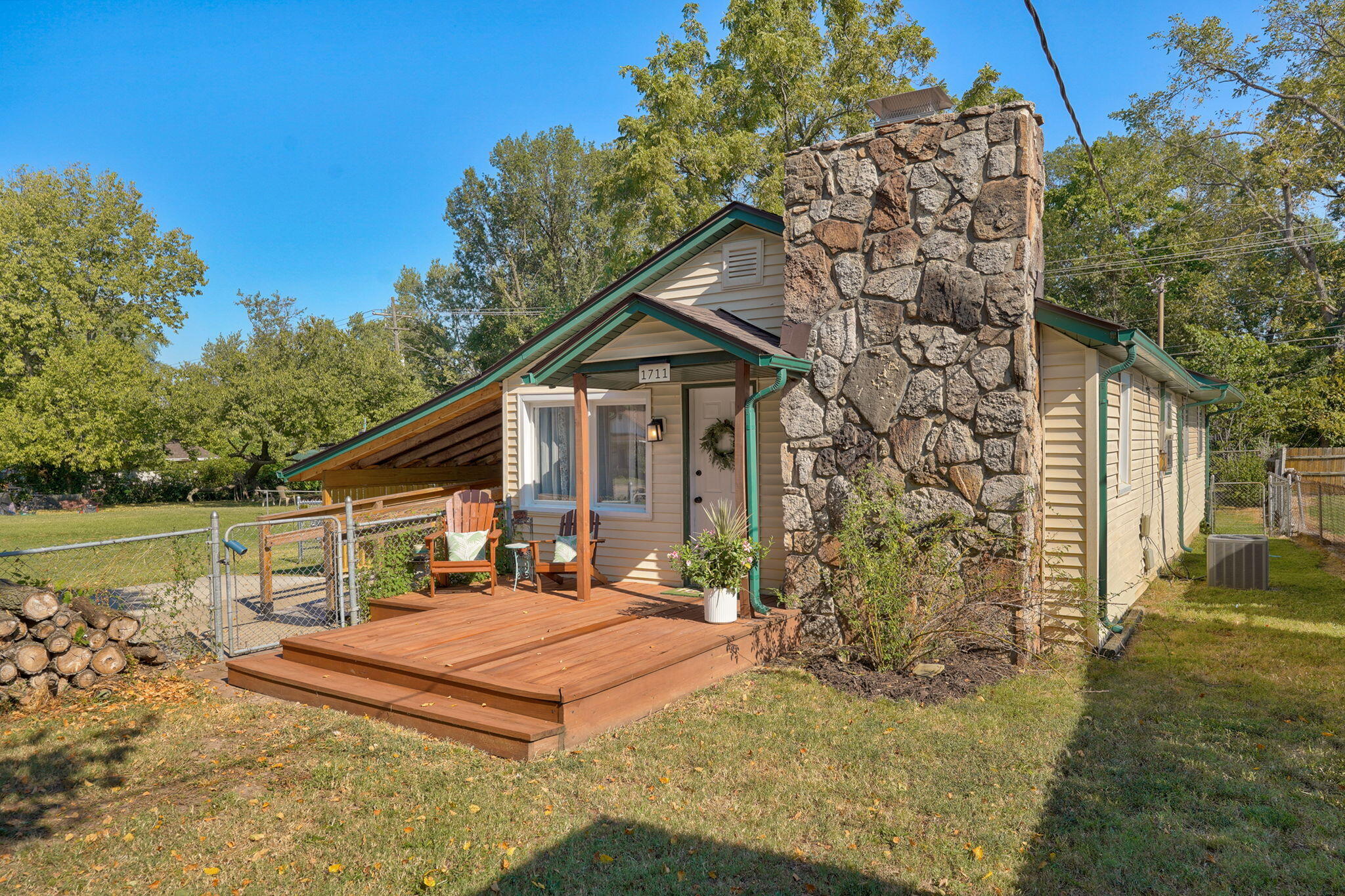1711 W Nichols Street — photo