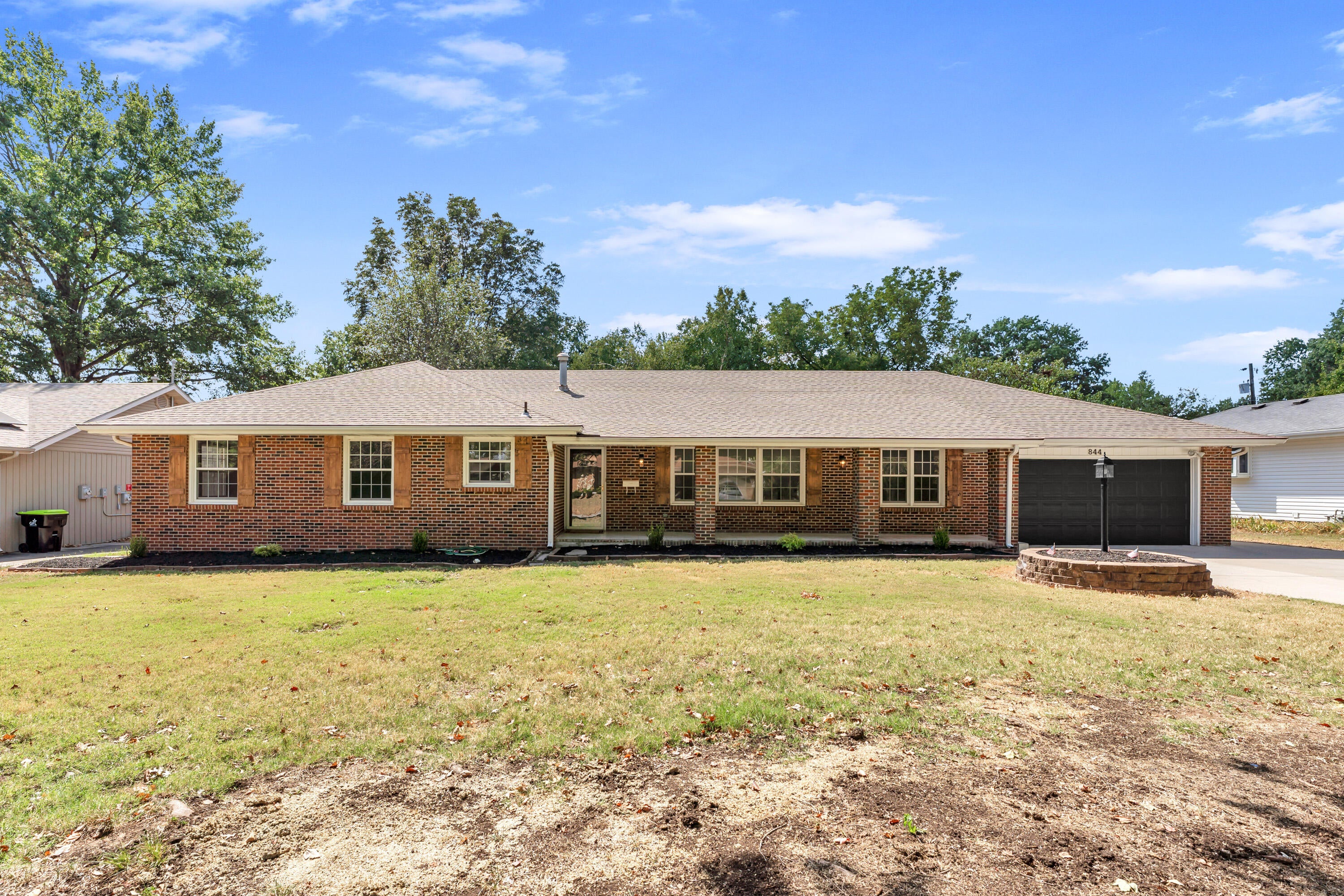844 W Maplewood Street — photo