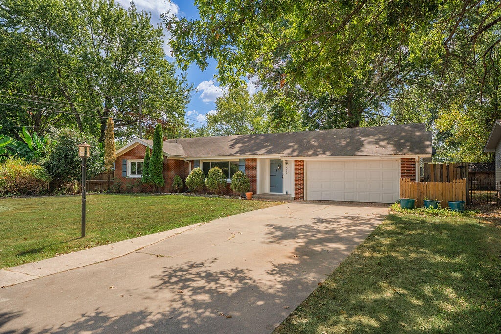 2134 E Crestview Street, Springfield, MO 65804 — photo 2
