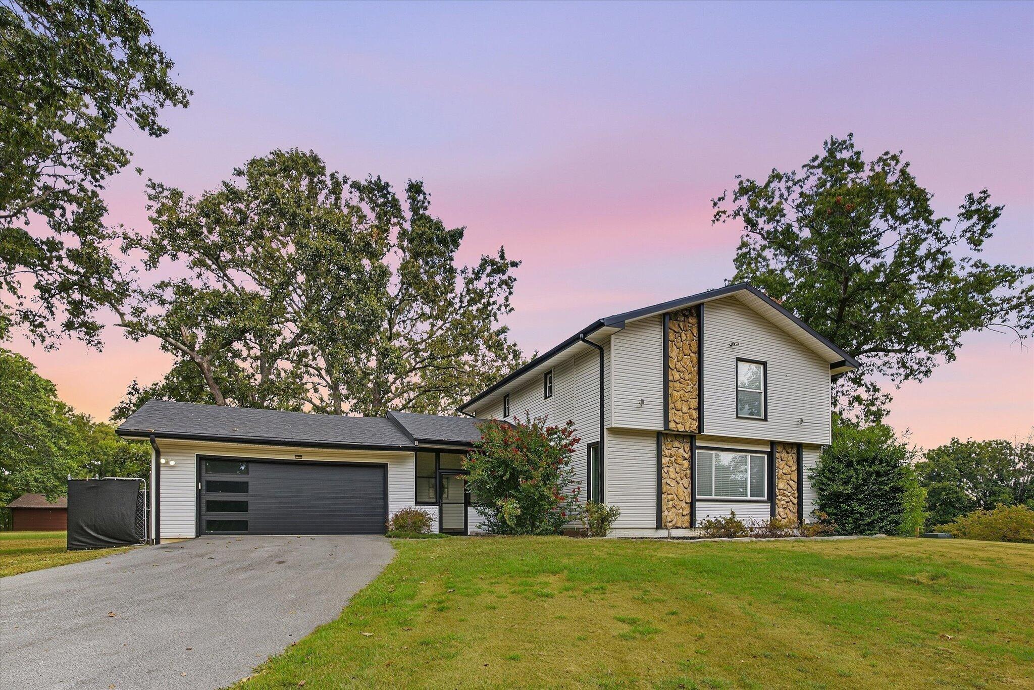 1511 E Groves Drive — photo