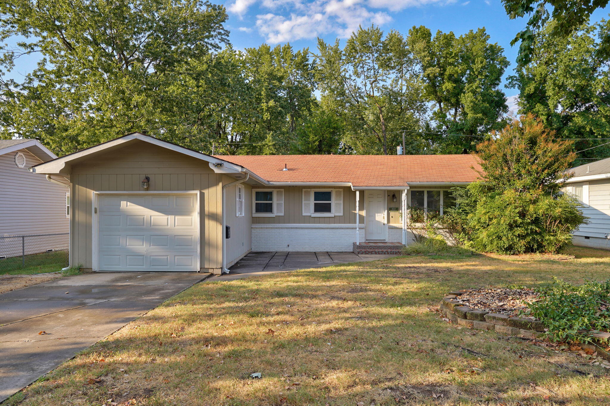 1533 E Broadmoor Street — photo
