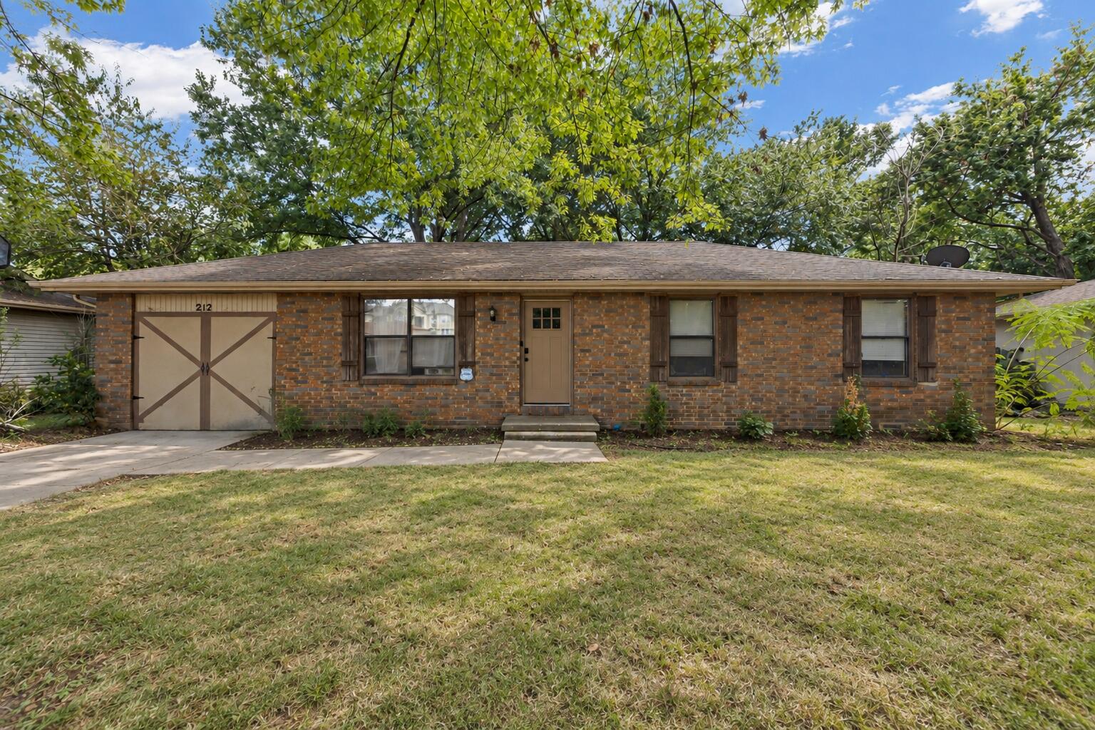 212 E Deanna Lane — photo