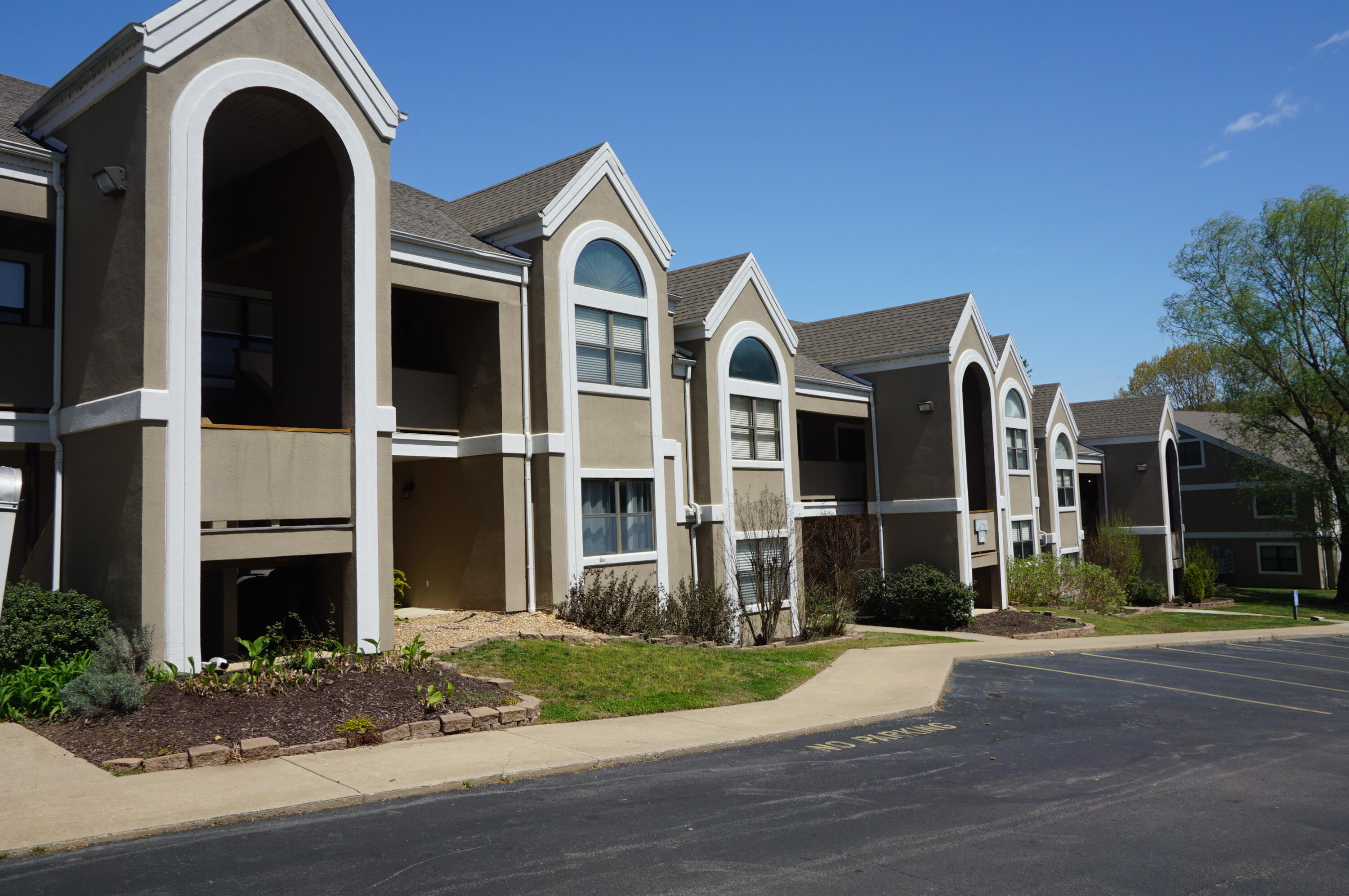 255 Wimbledon Drive 3 — photo