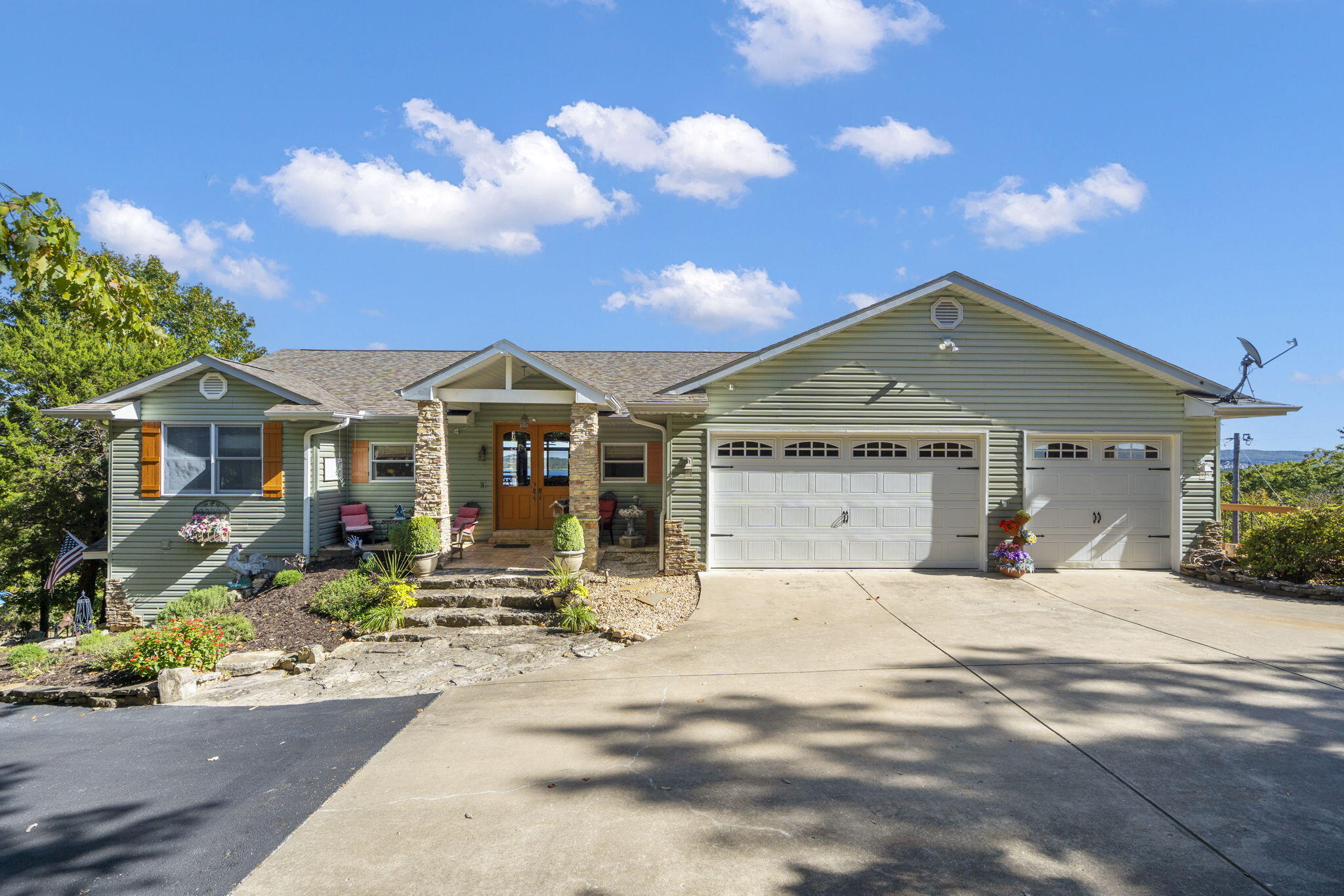 1079 Cambridge Drive — photo