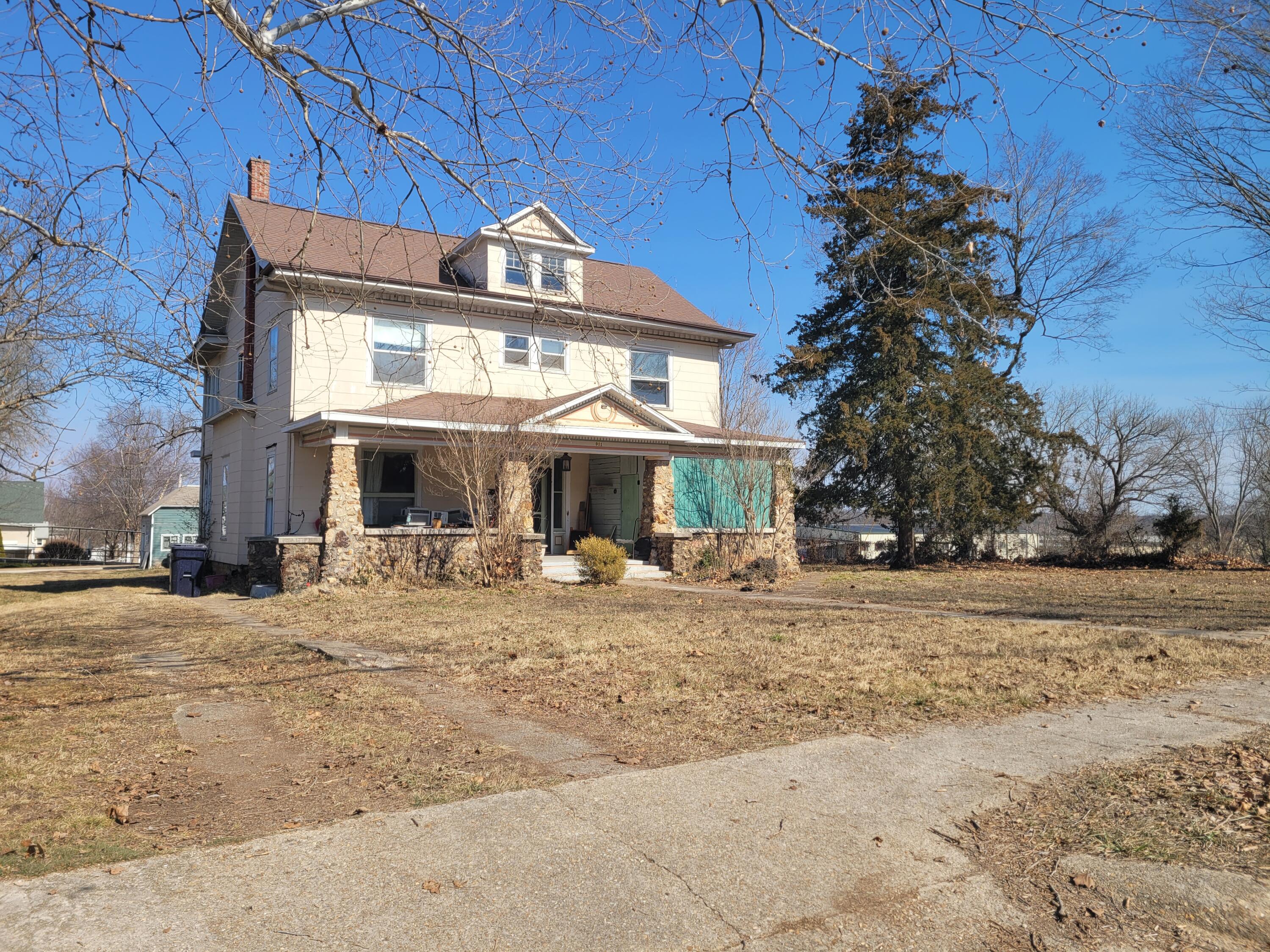 911 Grace Avenue — photo