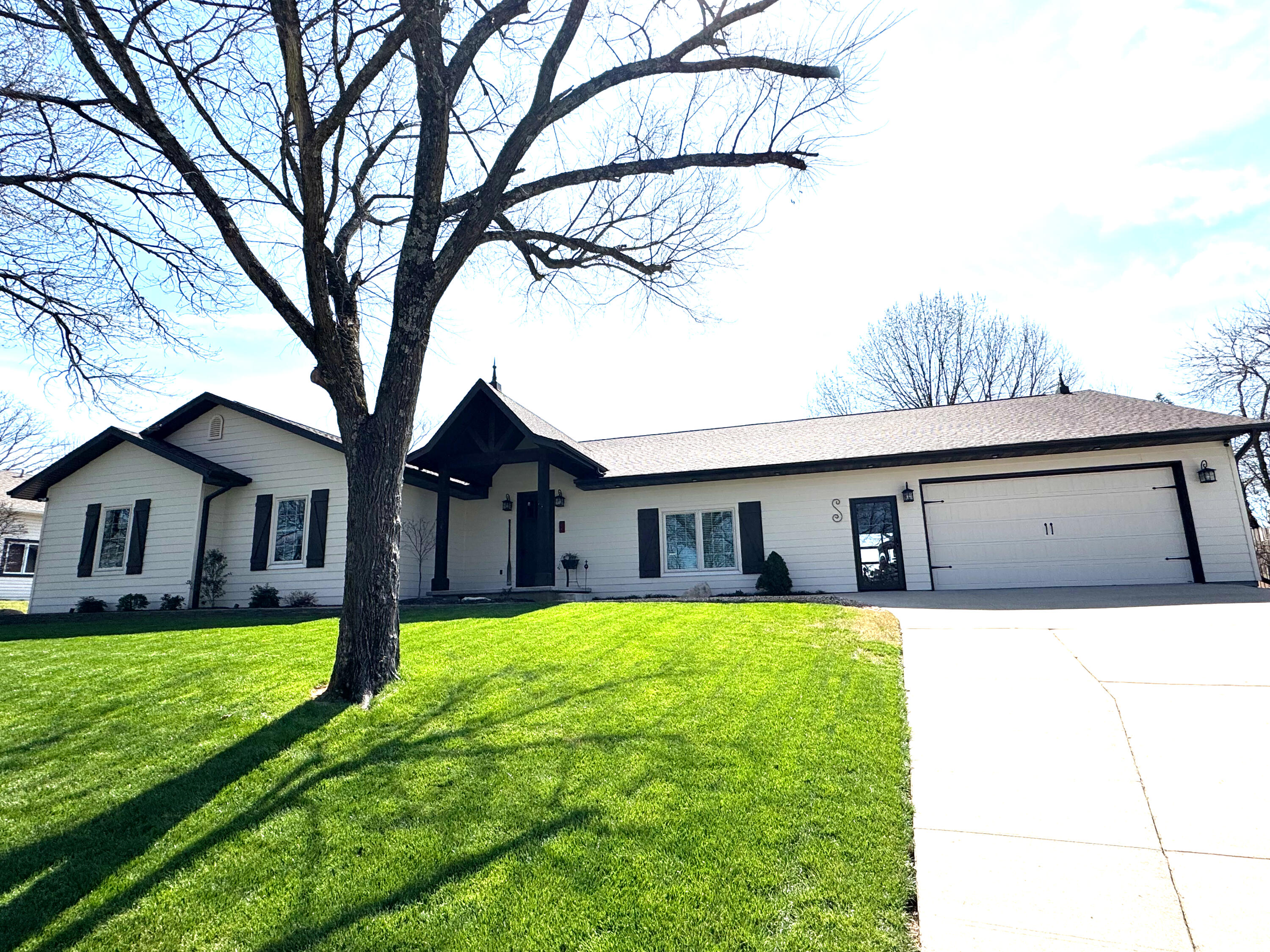 8 Midview Drive — photo