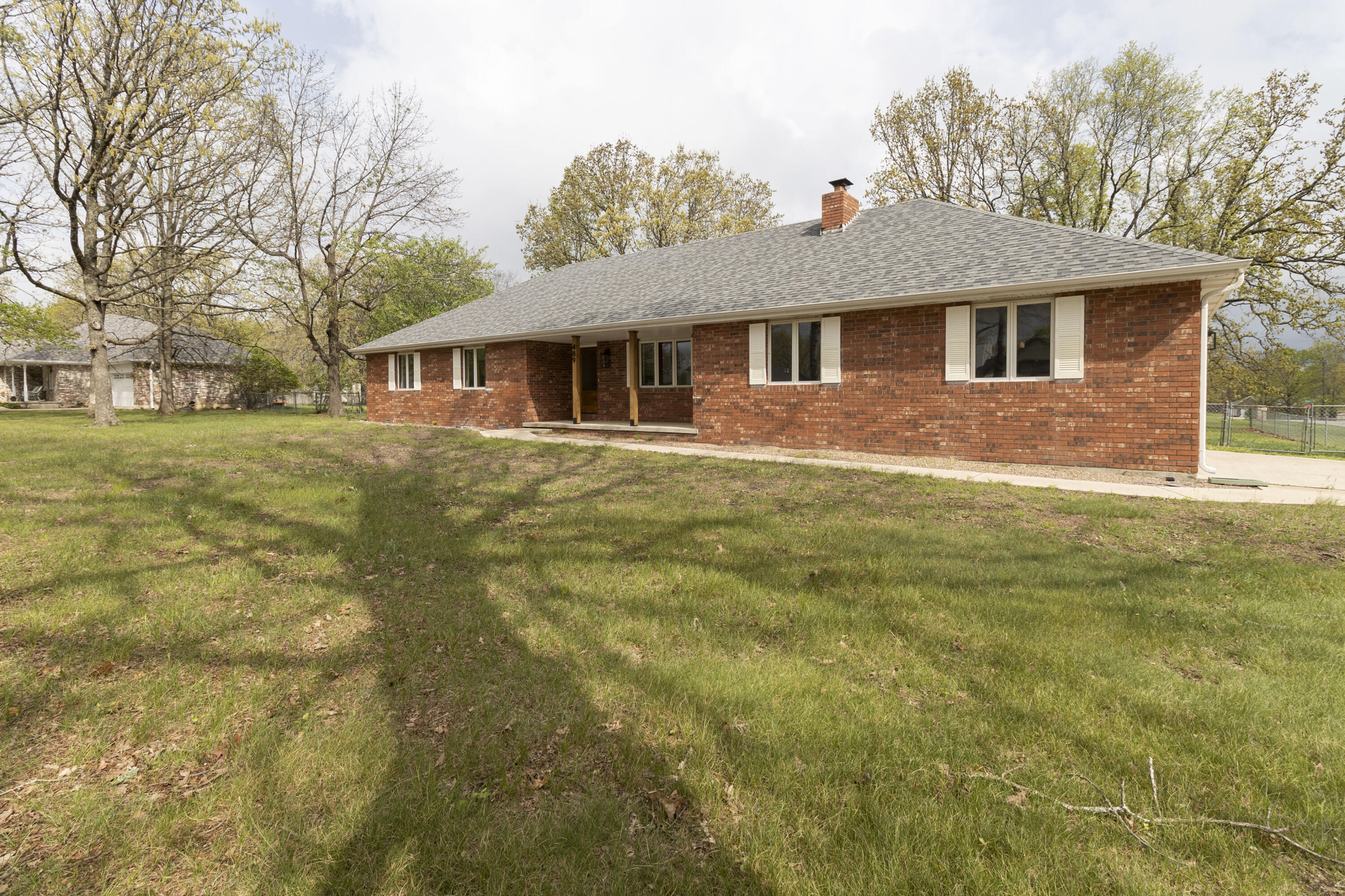 489 Meadowview Drive — photo