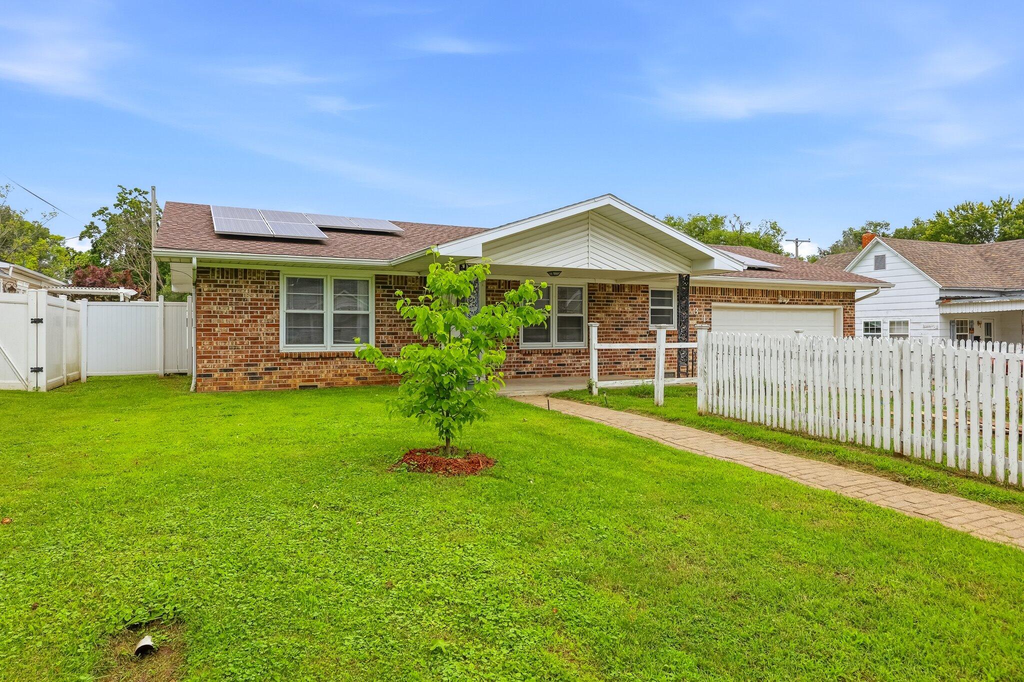 331 E Olive Street, Bolivar, MO 65613 — photo 2