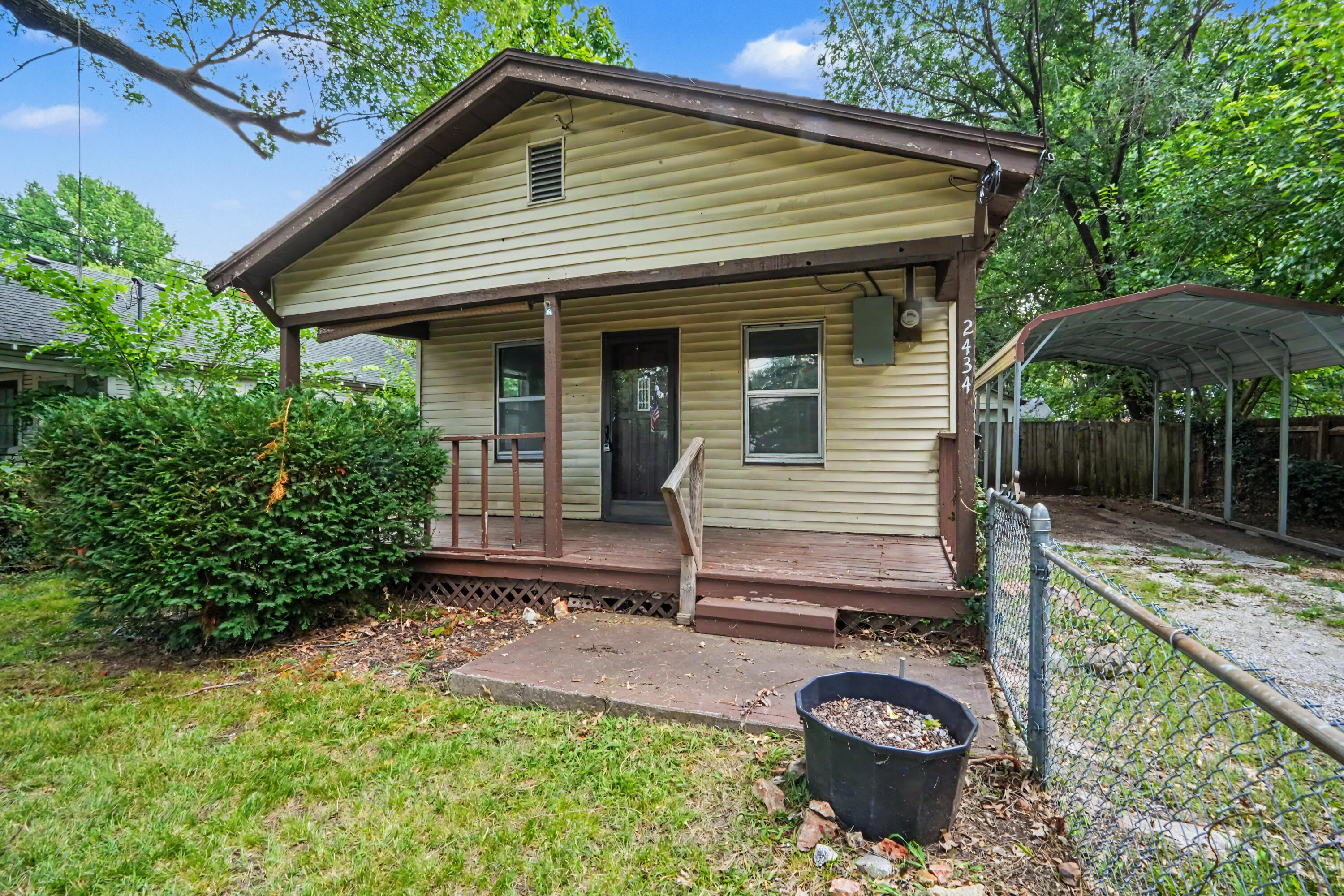 2434 N Pickwick Avenue — photo