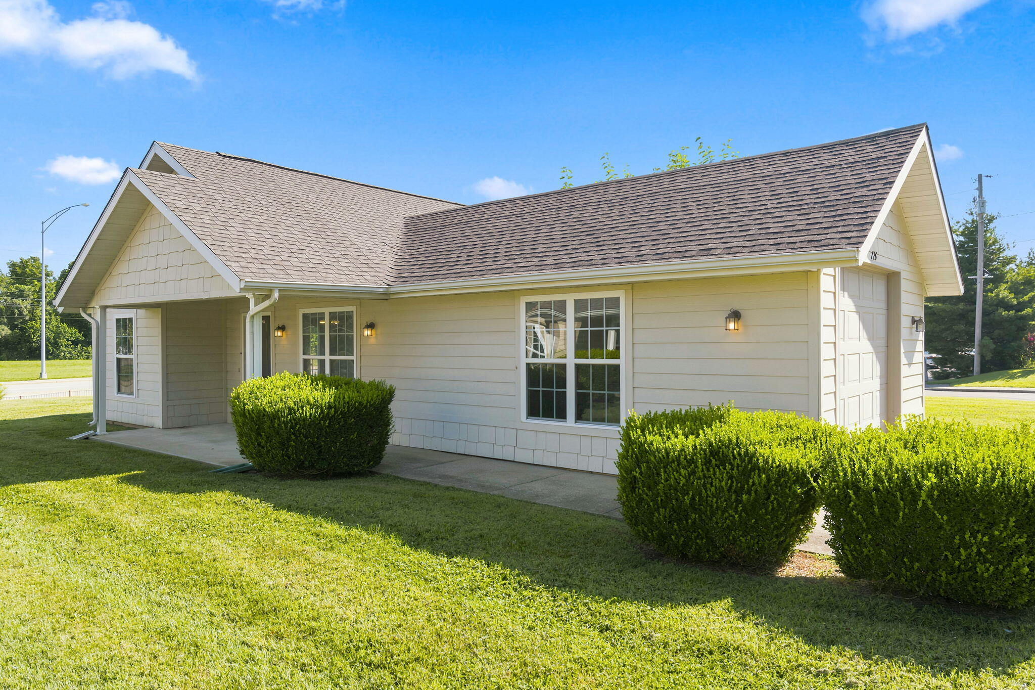 726 E Sunset Street — photo