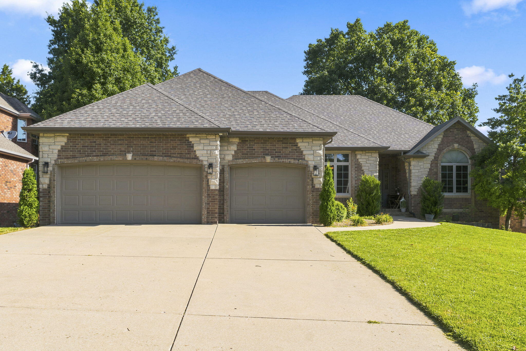 1019 W Parkhill Circle — photo