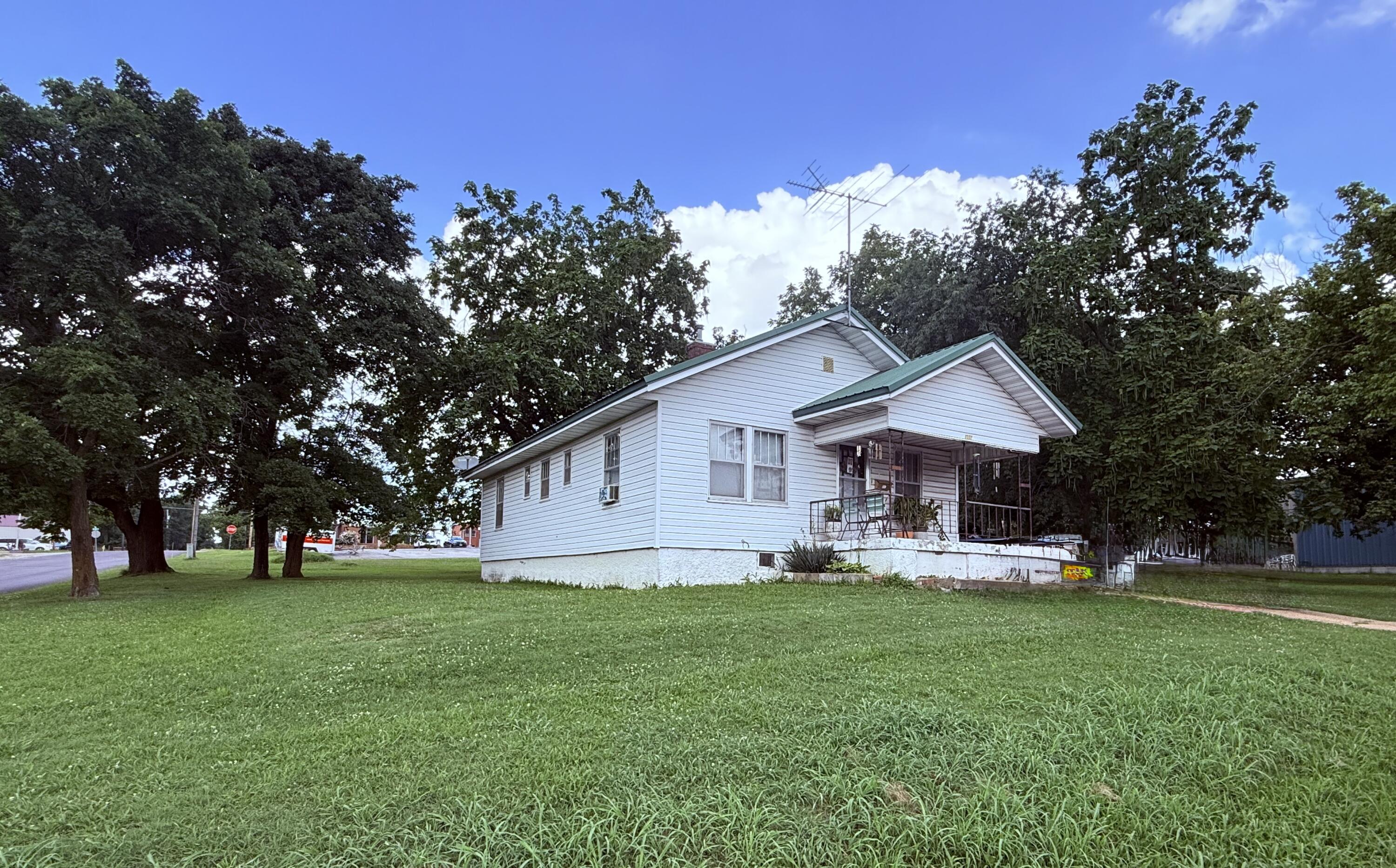 209 W 2nd Street — photo