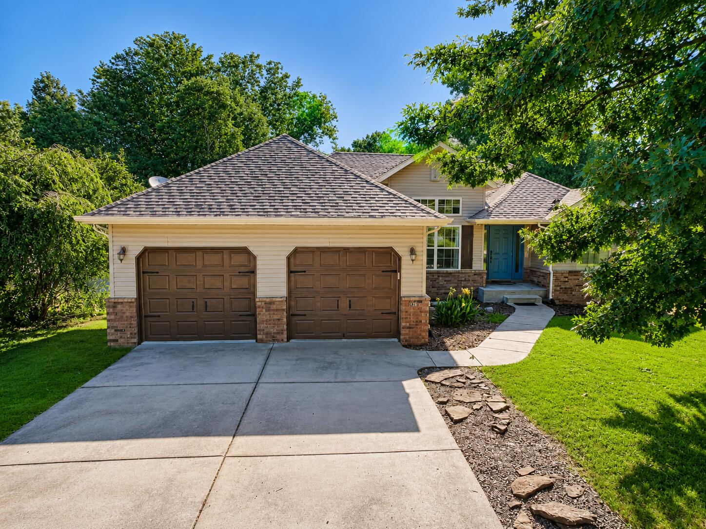 126 N Julie Drive — photo