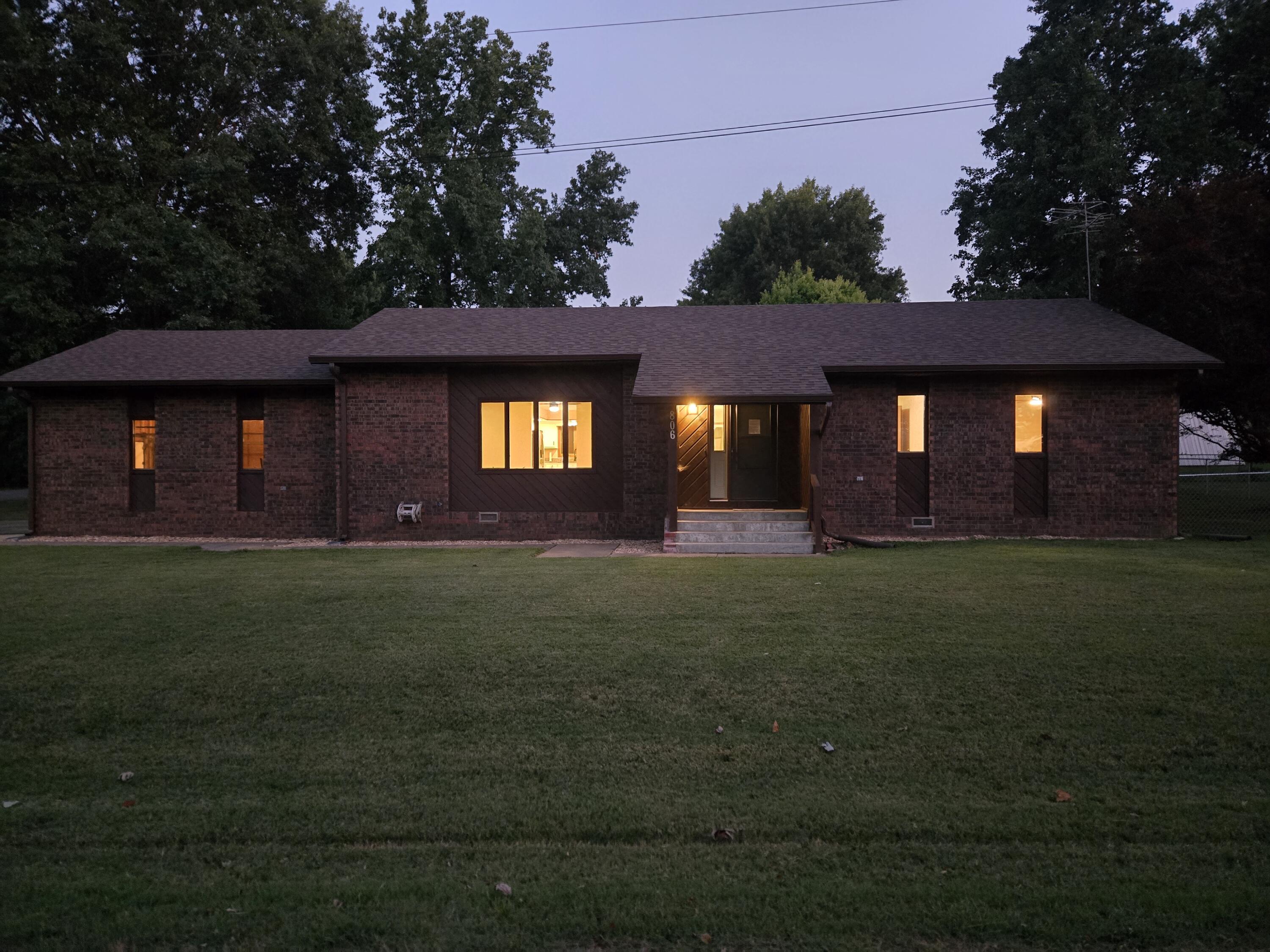 806 E Springfield Street, Aurora, MO 65605