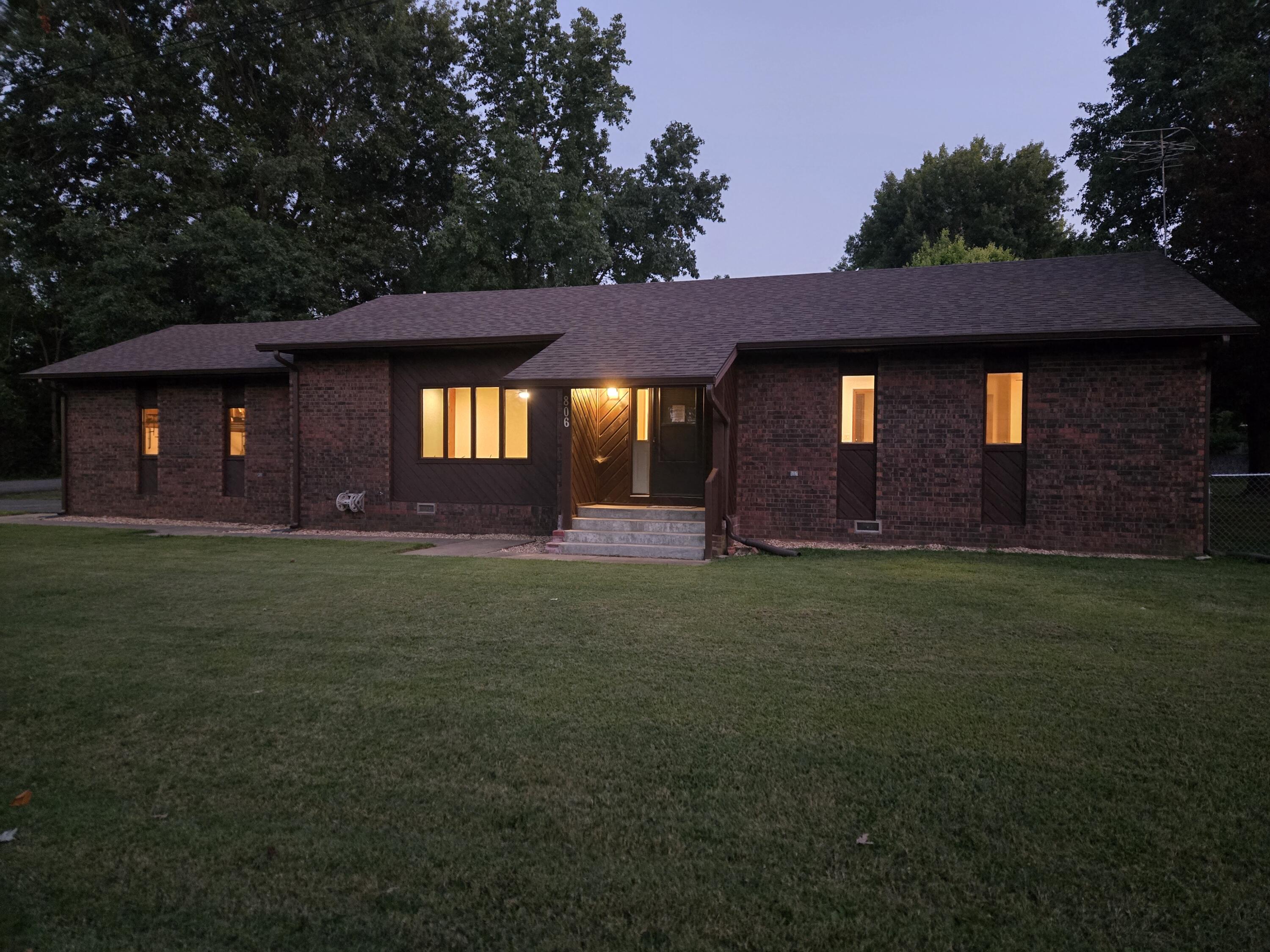 806 E Springfield Street, Aurora, MO 65605 — photo 2