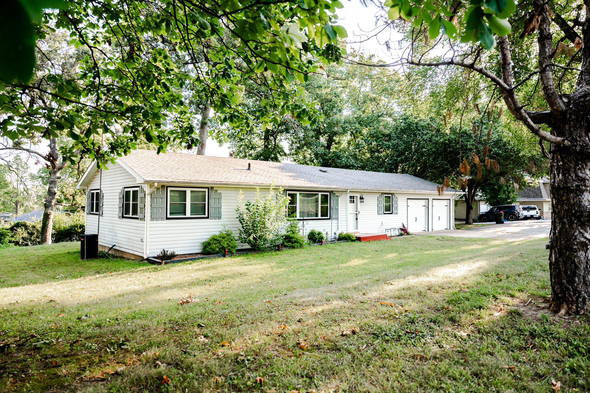 977 W Crestwood Drive — photo