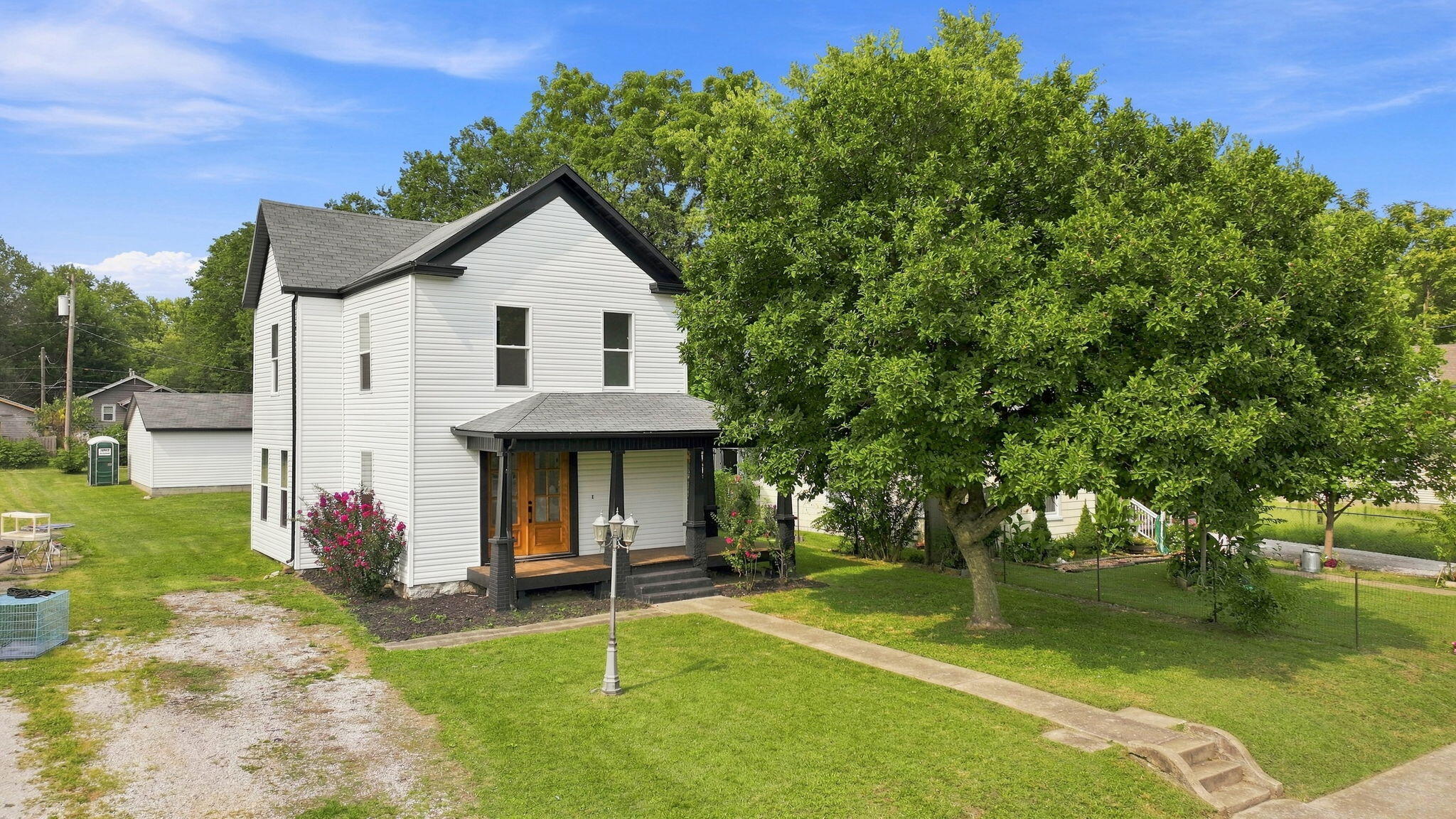 1139 W Lynn Street — photo