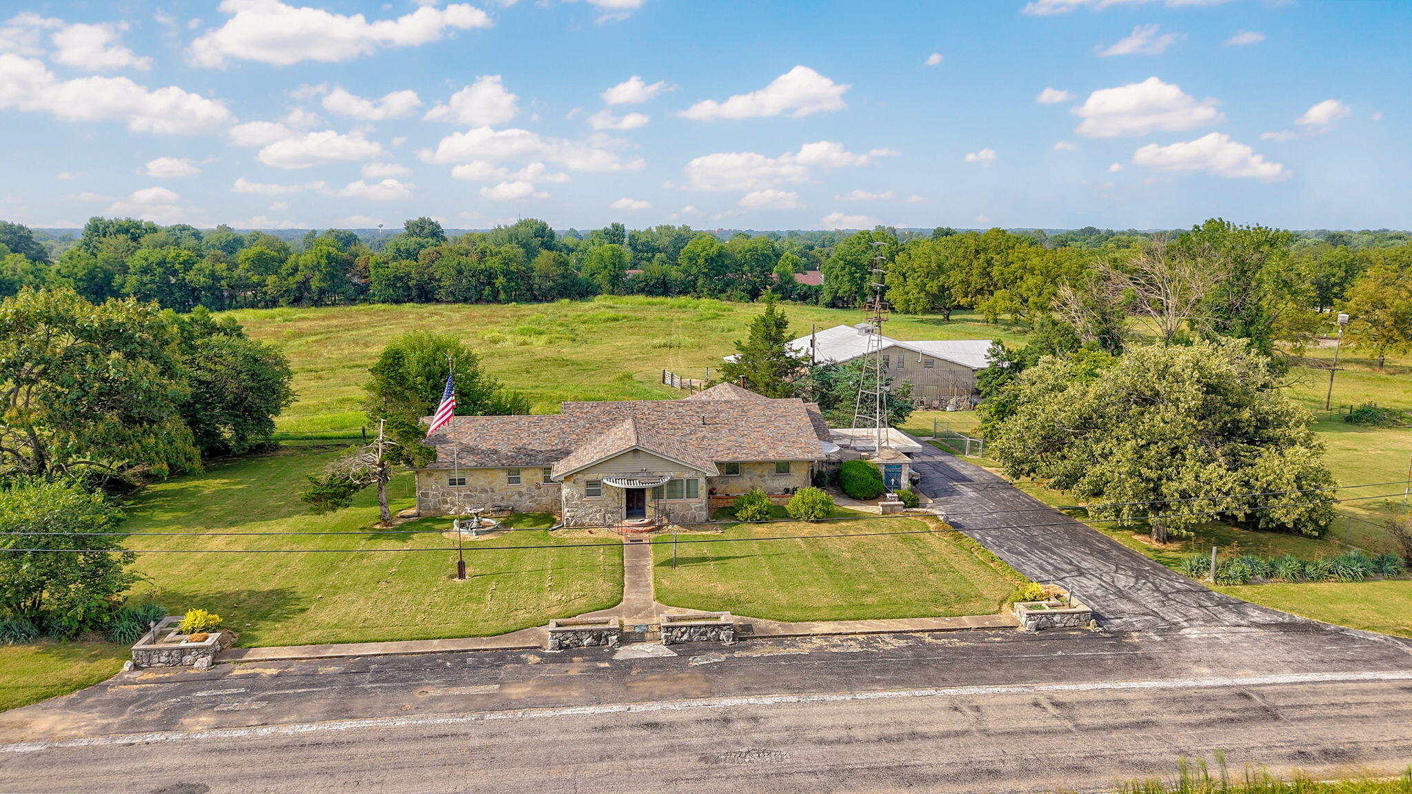 413 W Hayward Drive — photo