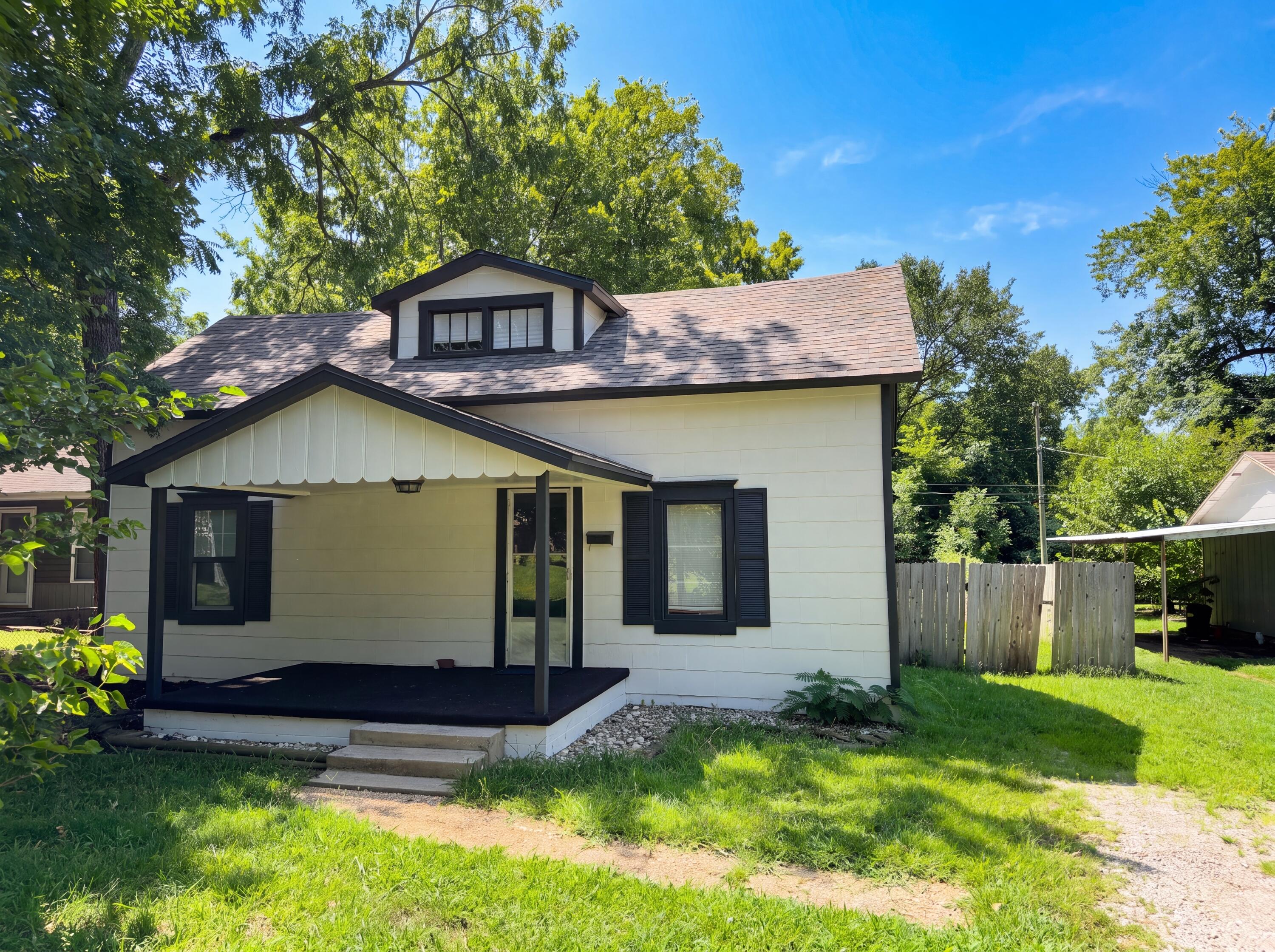 1446 E Whiteside Street — photo