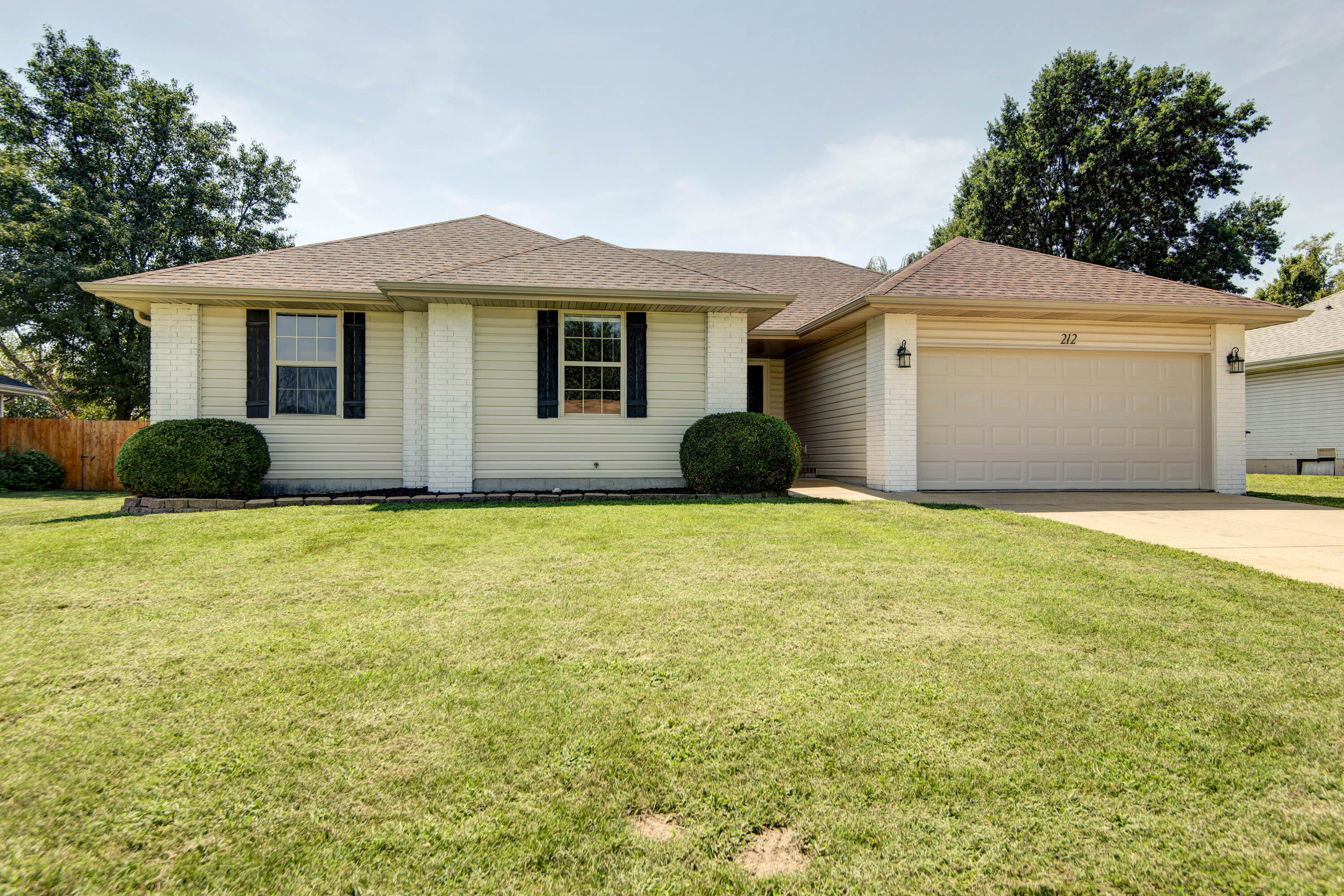 212 E Robin Road, Clever, MO 65631