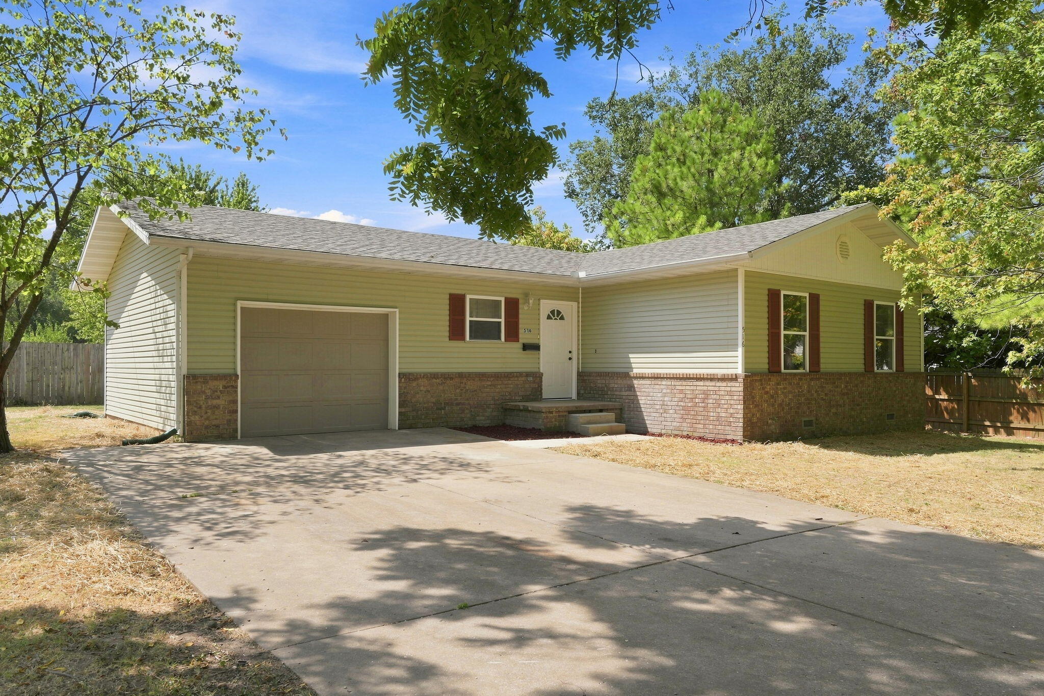 516 E Springfield Street, Aurora, MO 65605 — photo 2