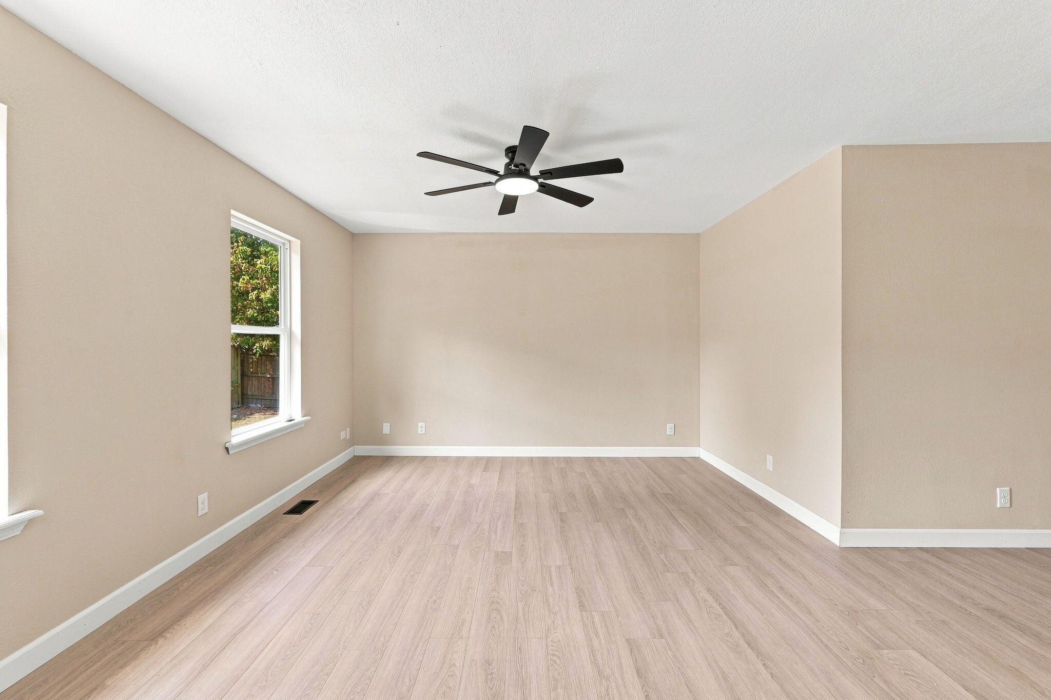 516 E Springfield Street, Aurora, MO 65605 — photo 3