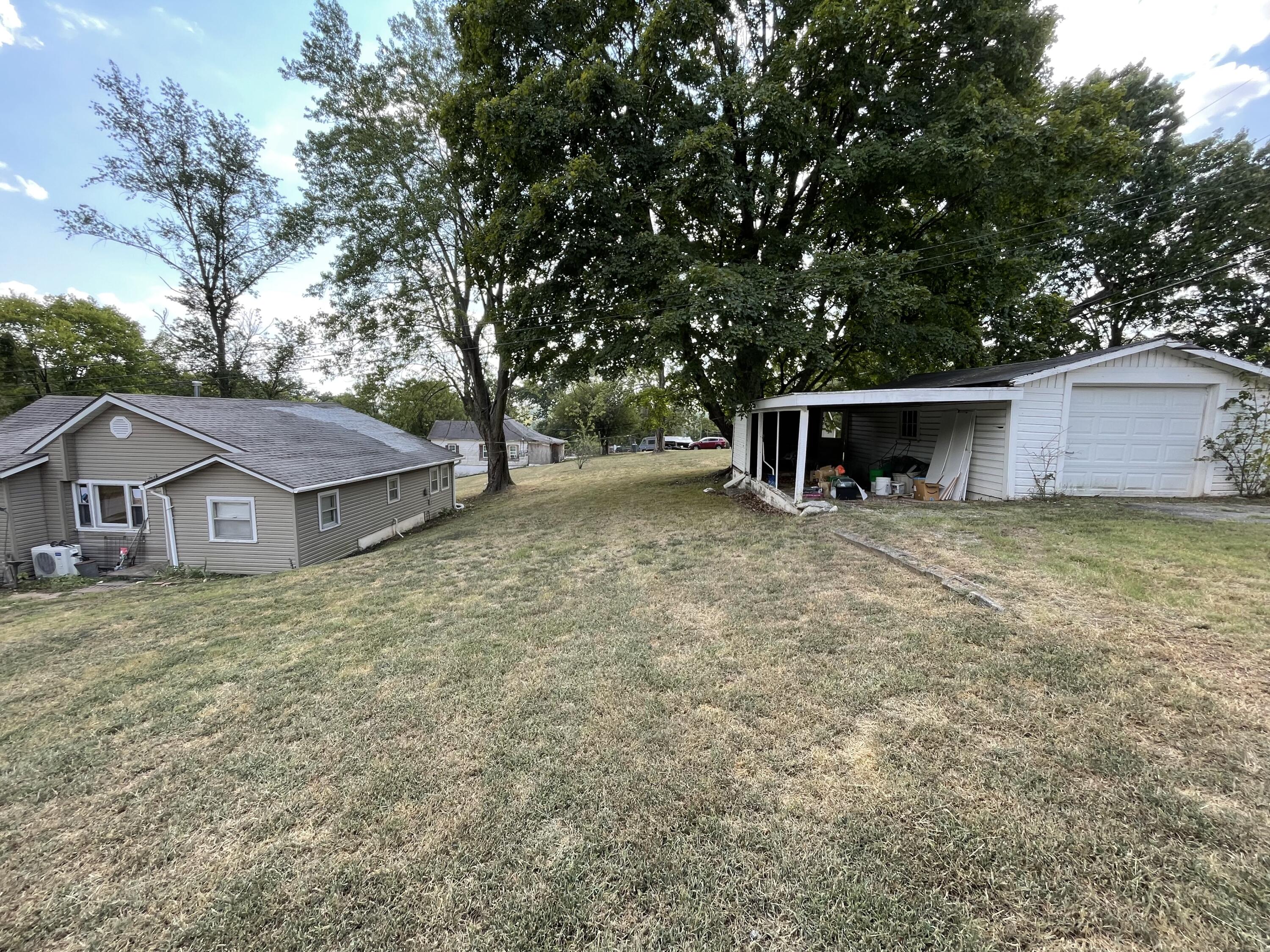 109 E Lillian Avenue E, Crane, MO 65633 — photo 2