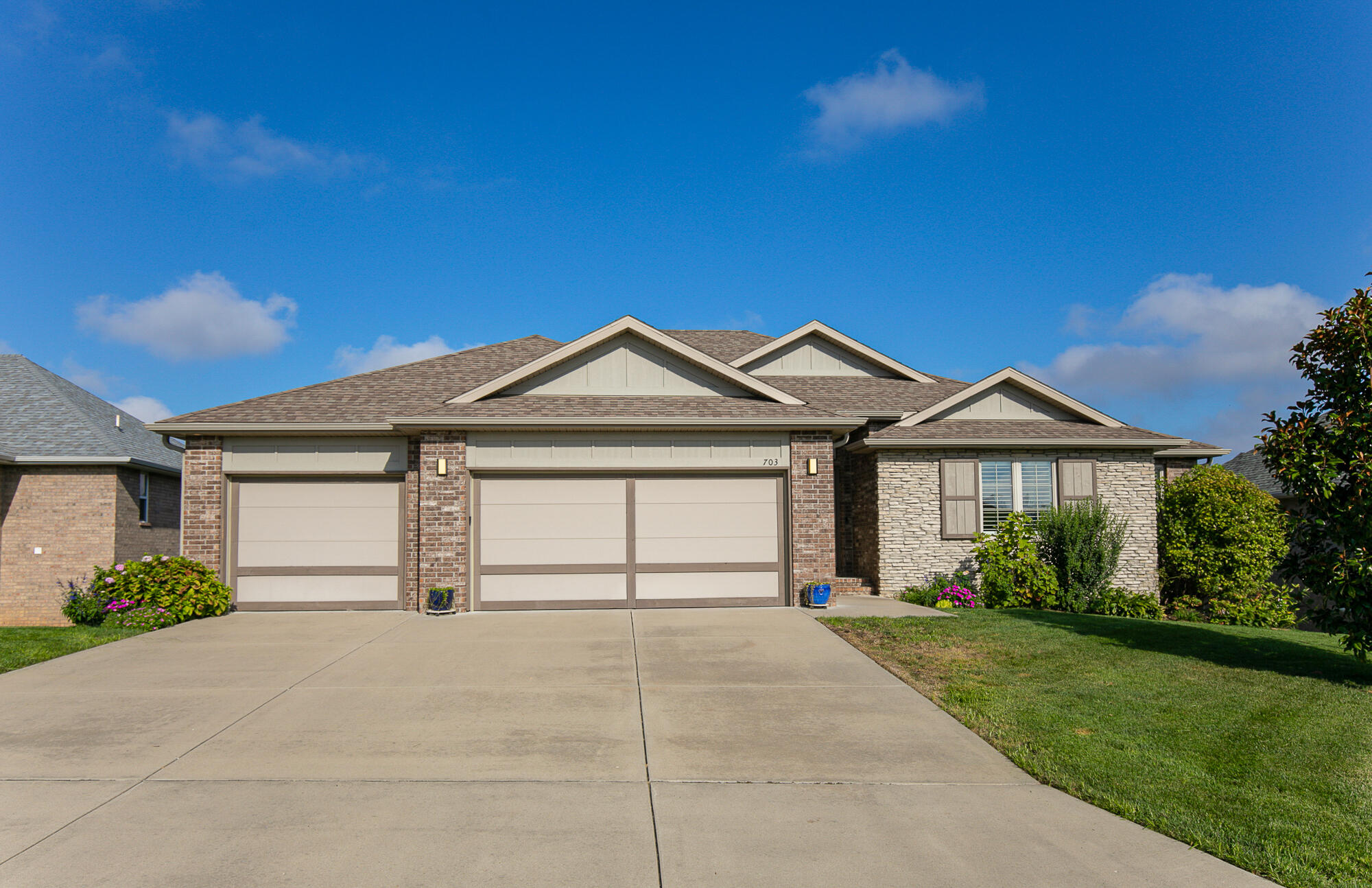 703 N Fox Hill Circle — photo