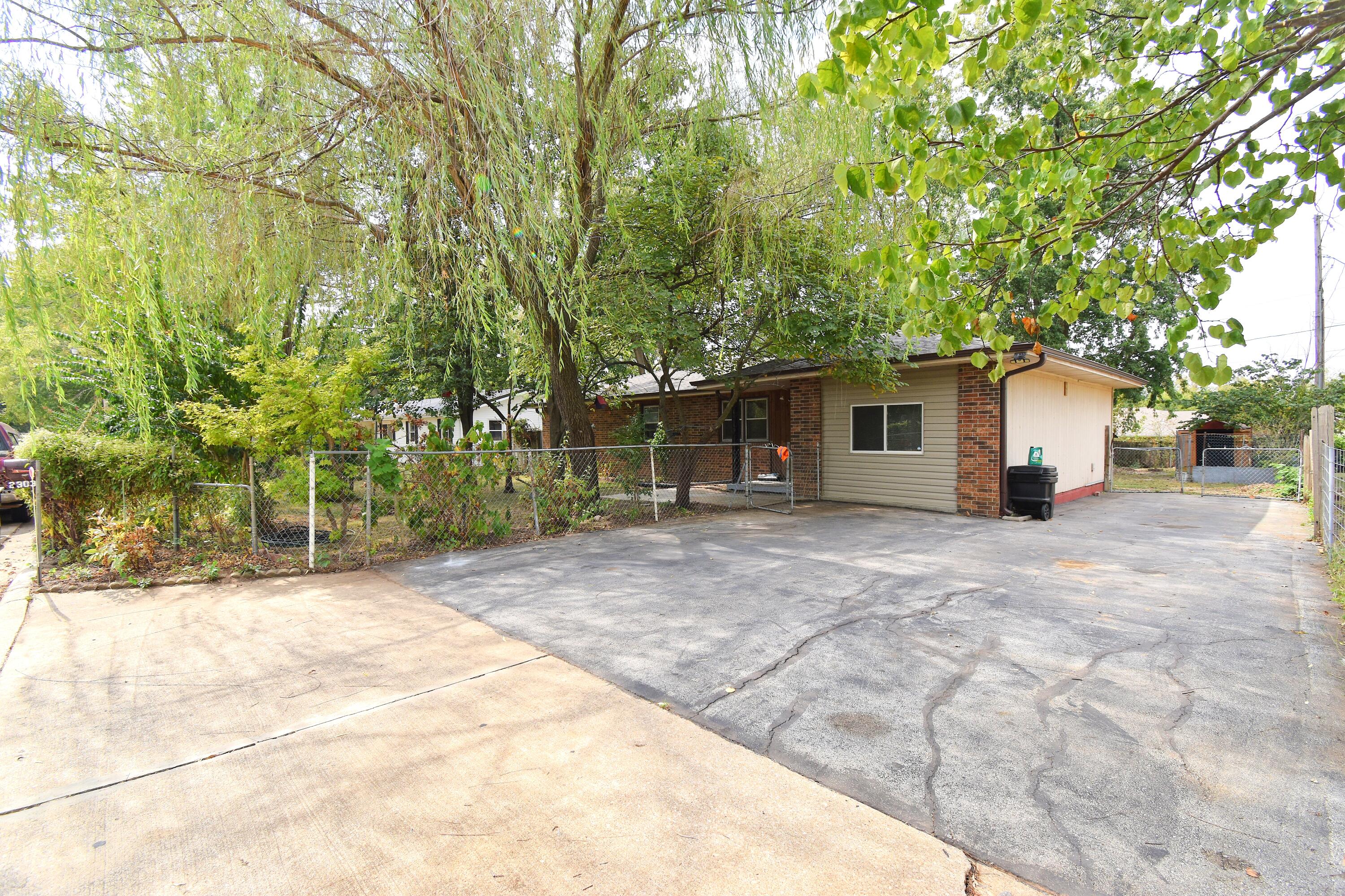 2303 S Orchard Avenue — photo