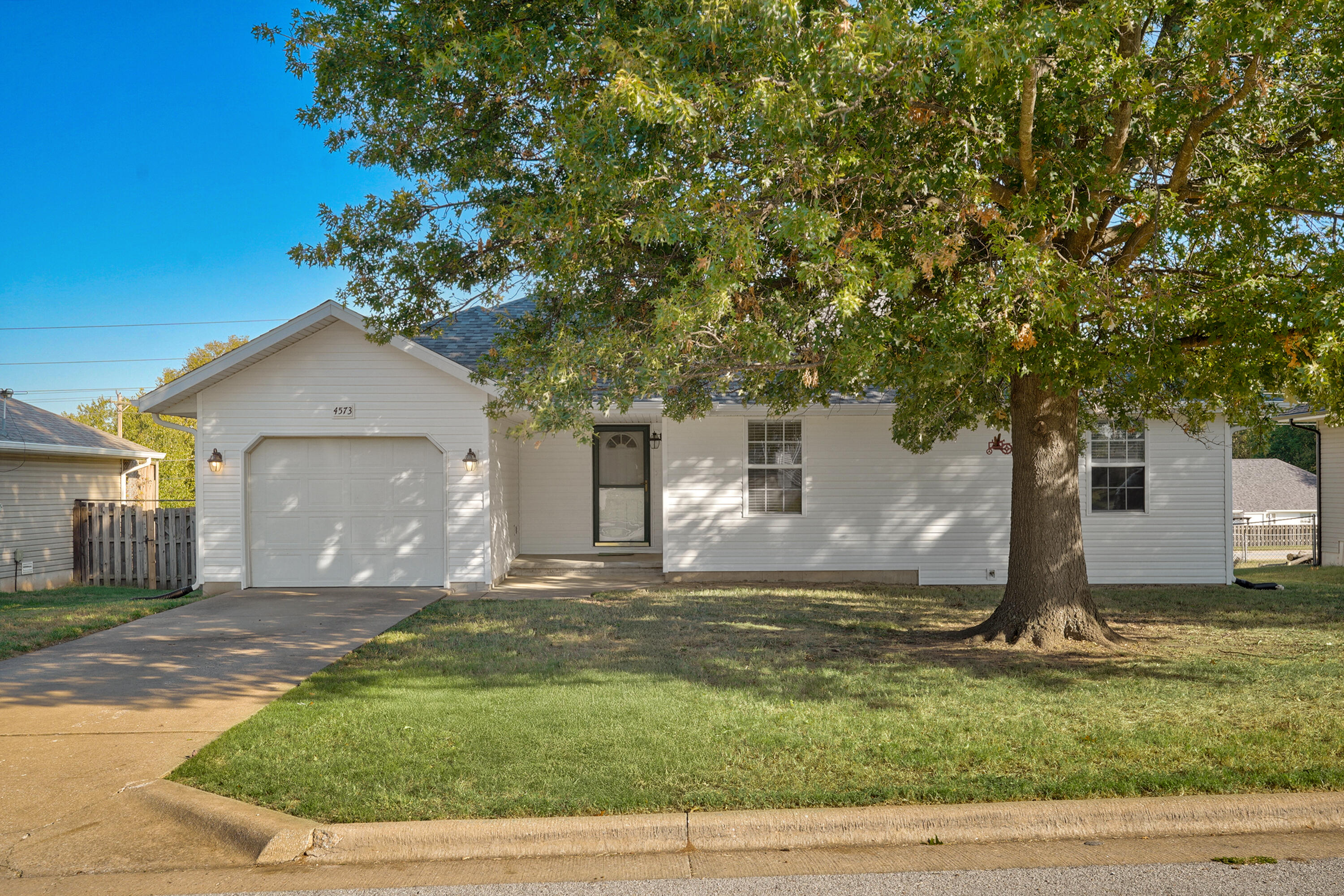 4573 W Portland Street — photo