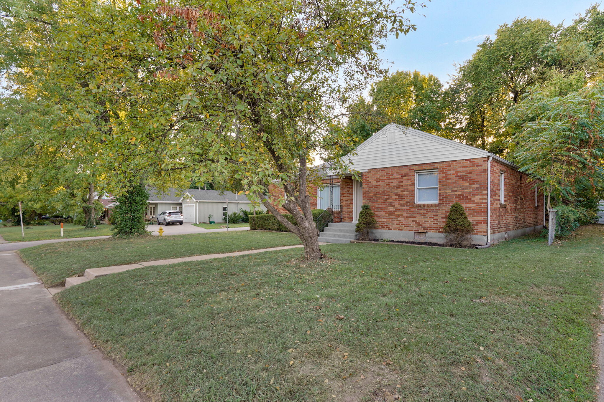 637 S Kickapoo Avenue, Springfield, MO 65804 — photo 2