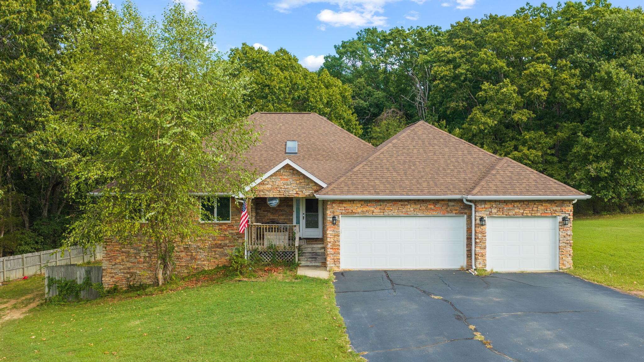 2241 Cherokee Court — photo