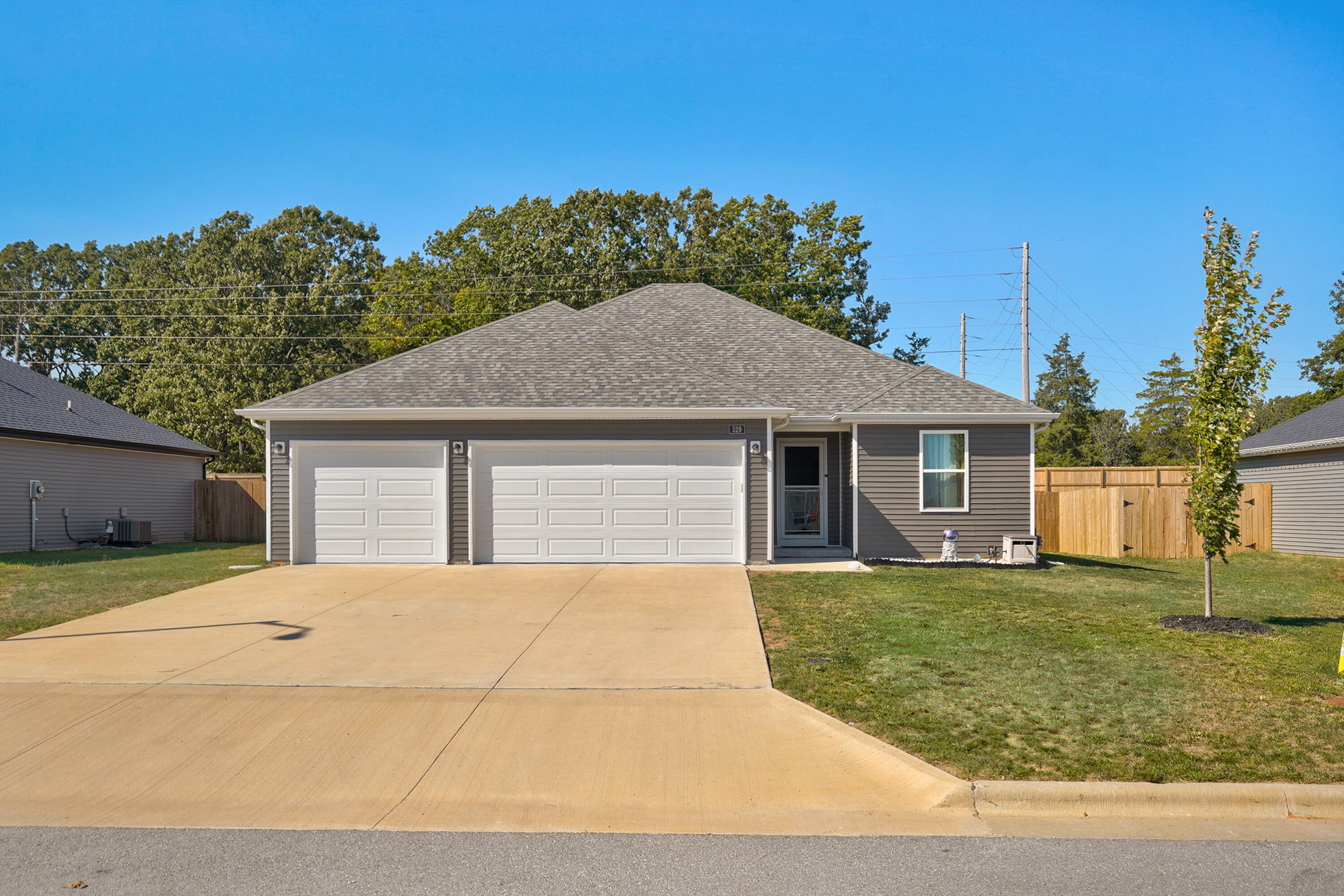 529 W Oak Lawn Street — photo