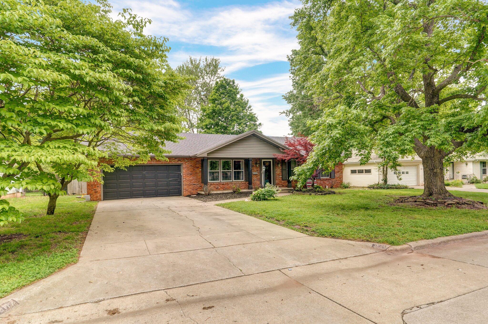 2117 E Montclair Street, Springfield, MO 65804 — photo 2
