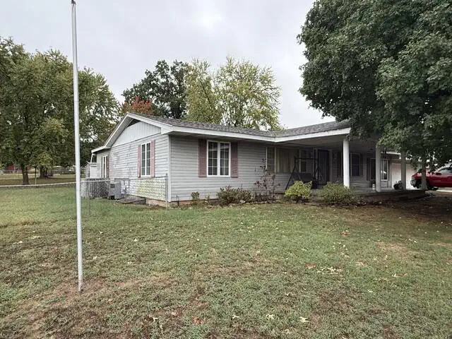 1106 S Carnation Drive E — photo