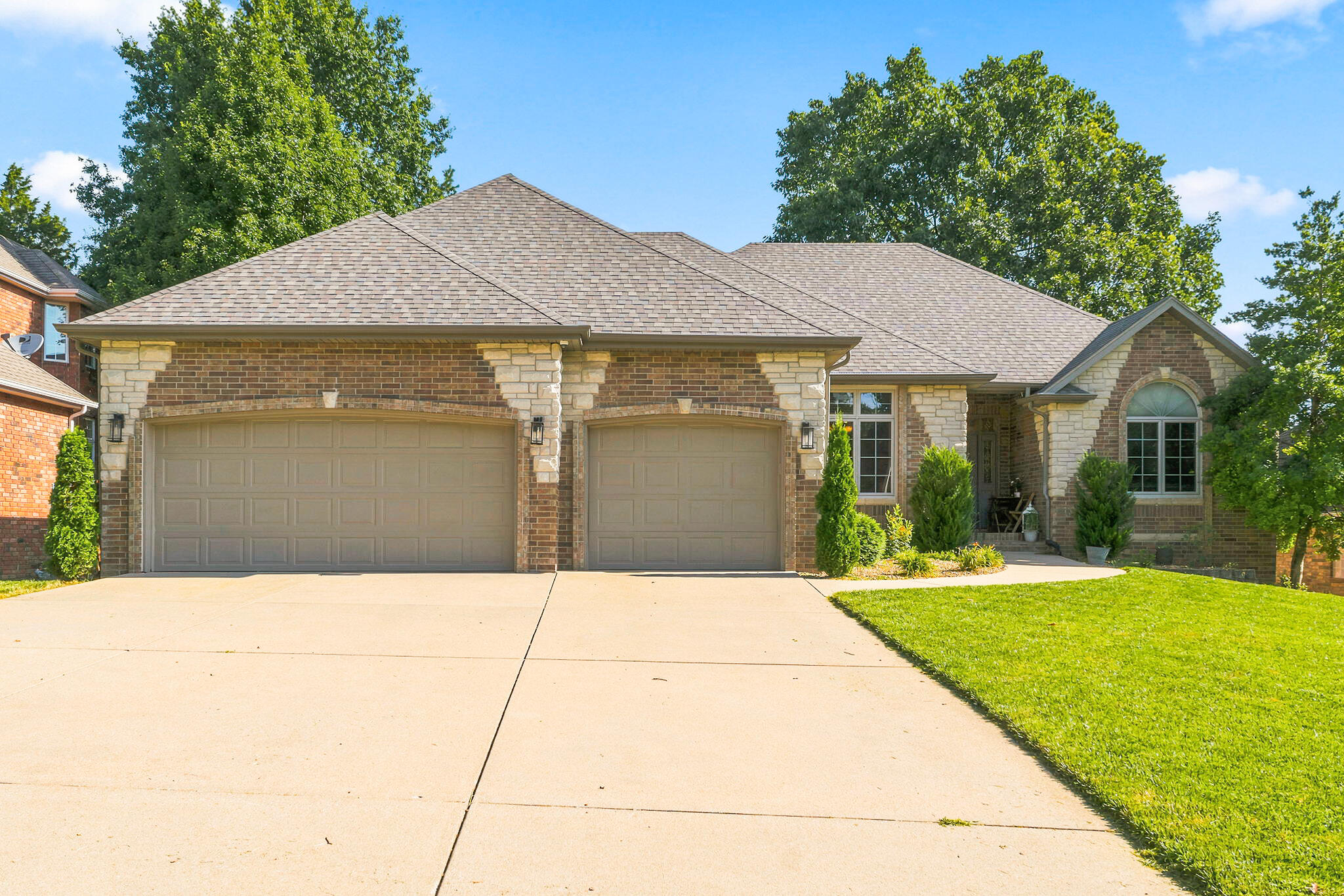 1019 W Parkhill Circle — photo