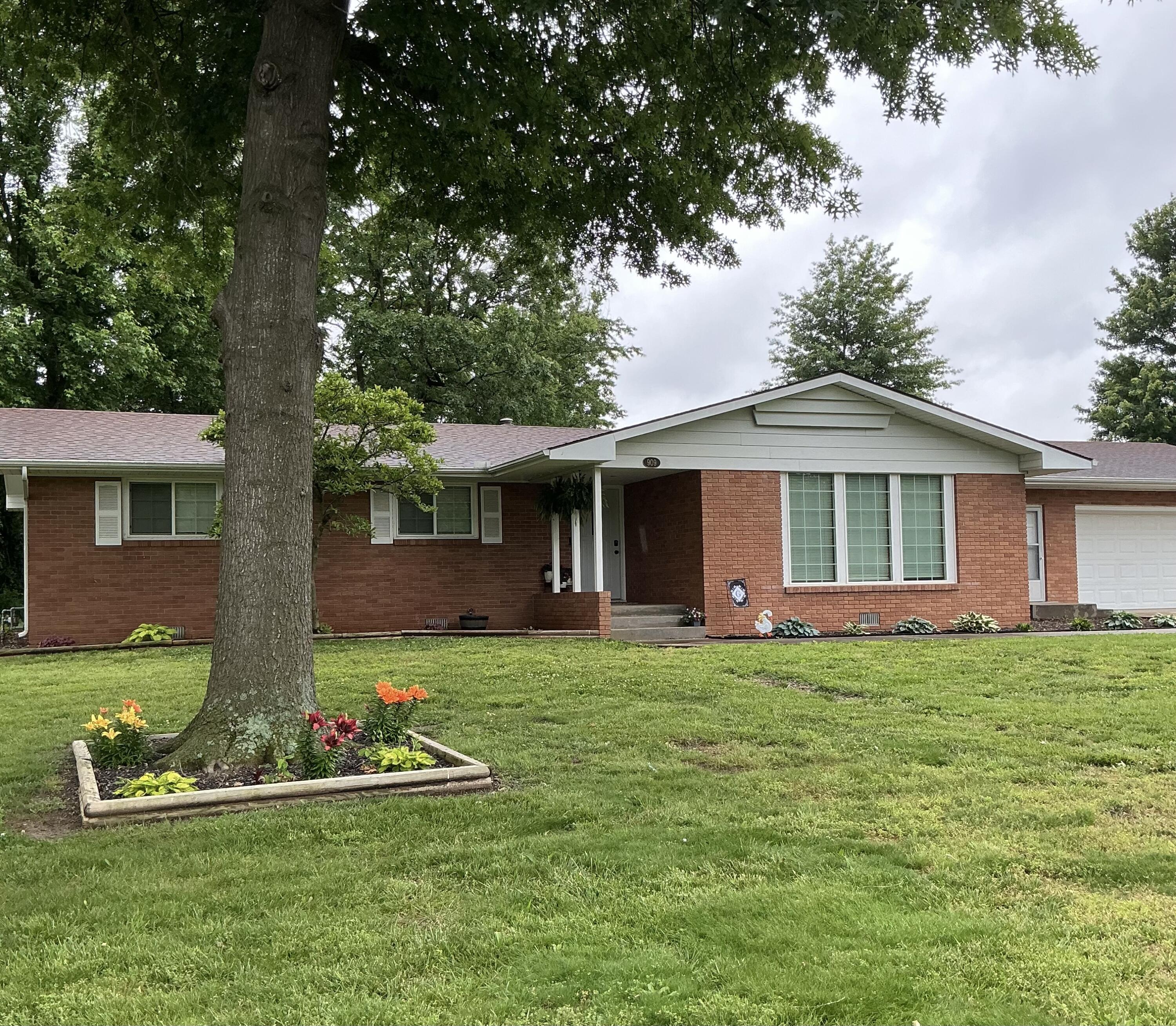 909 S Rosewood Drive — photo