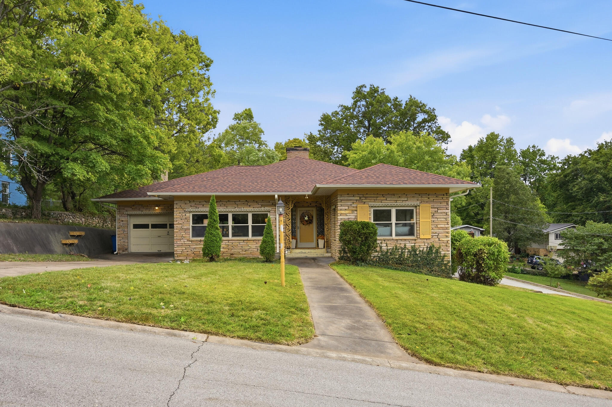 517 W Hickory Street — photo