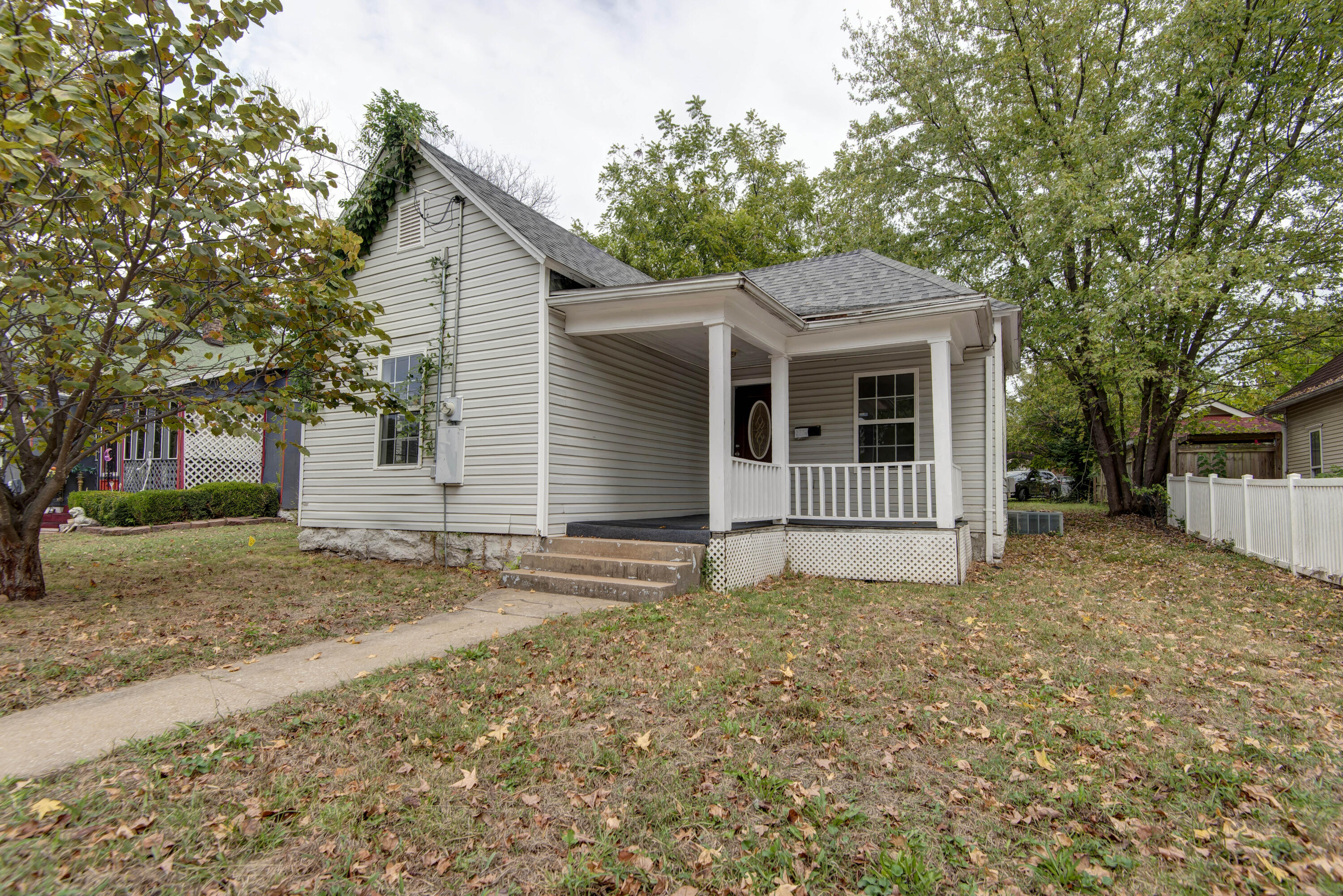 2216 N Taylor Avenue — photo