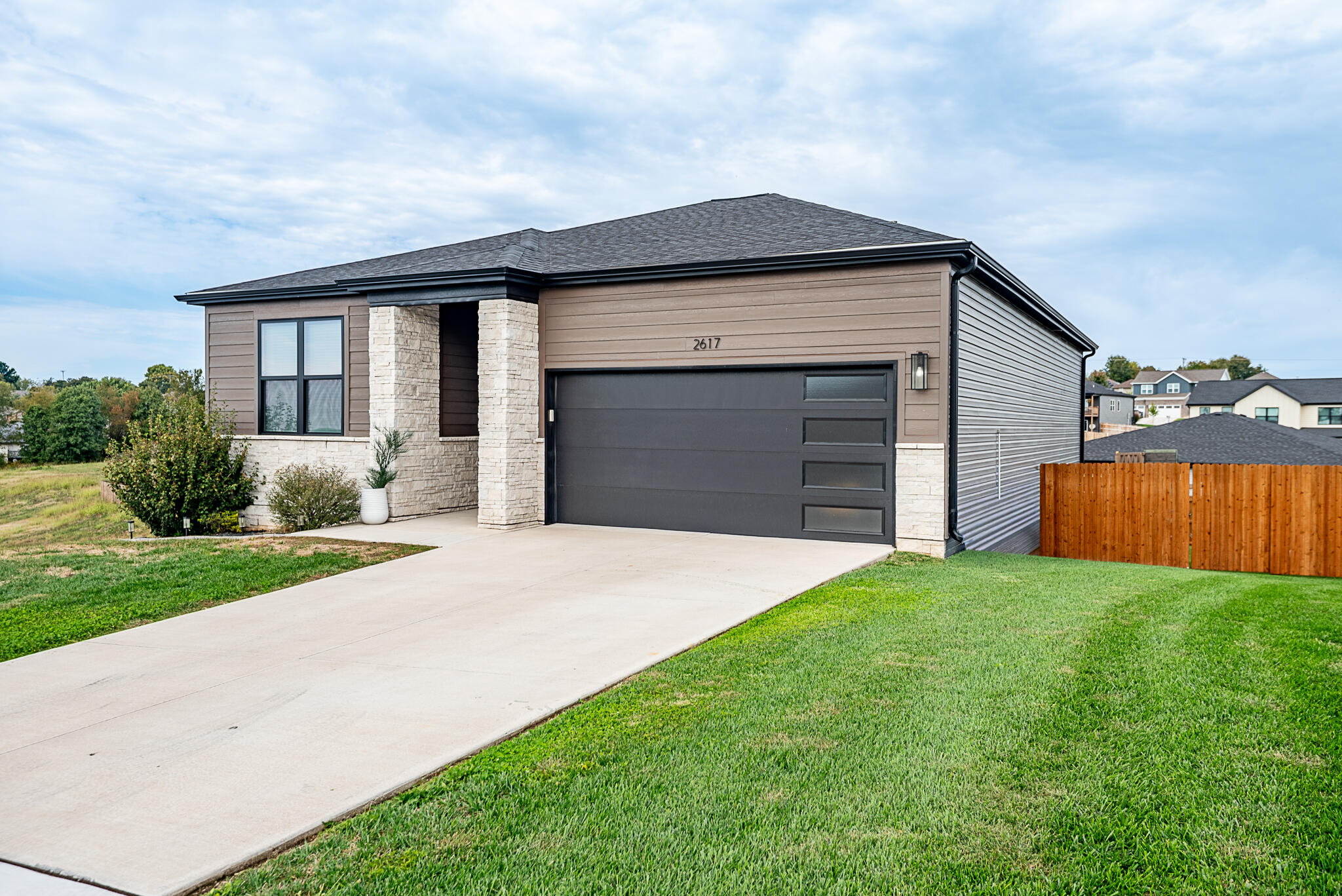 2617 W Goldfinch Drive — photo